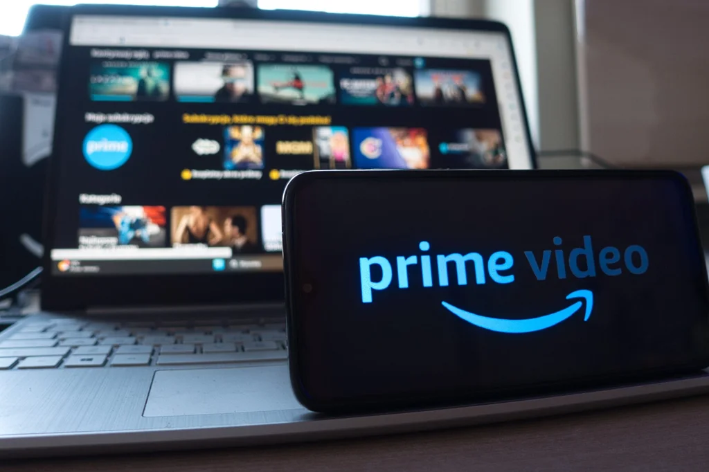 Amazon Prime Video podnosi ceny w Polsce, wpisując się w globalny trend drożejących usług VOD. Sprawdzamy nowe stawki, powody podwyżek i sytuację na tle Netflixa oraz Disney+.
