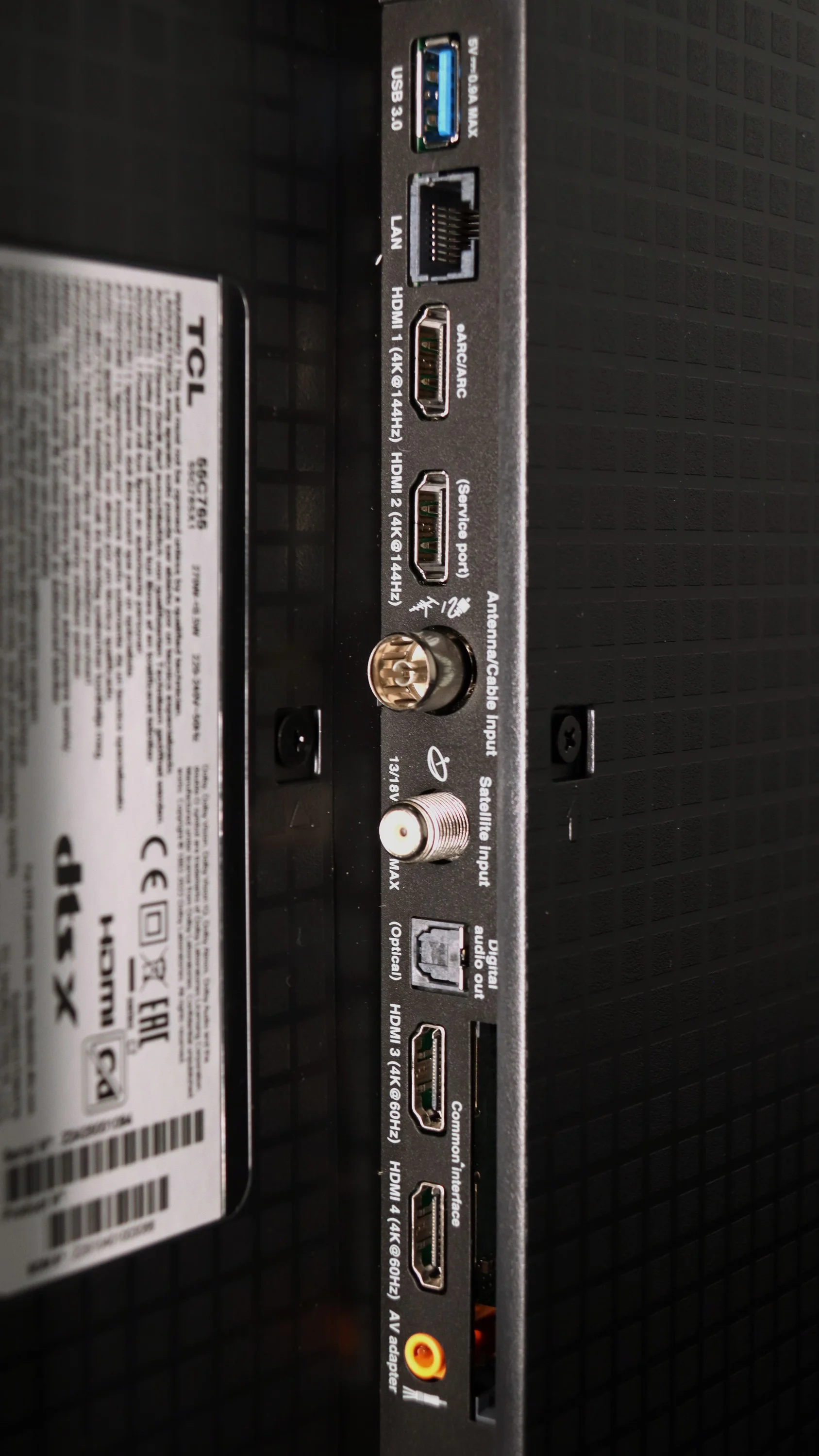 Review TCL MQLED85 / C765 Appearance of the TV