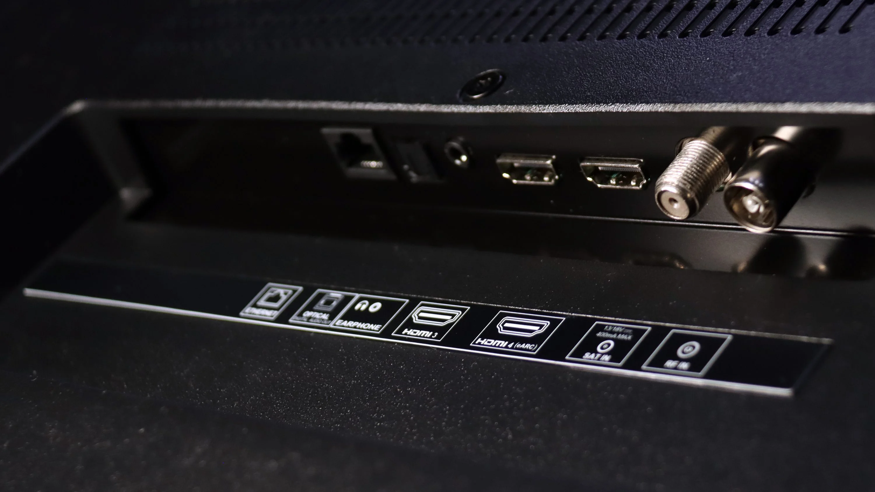 Review Sharp FQ8 Appearance of the TV