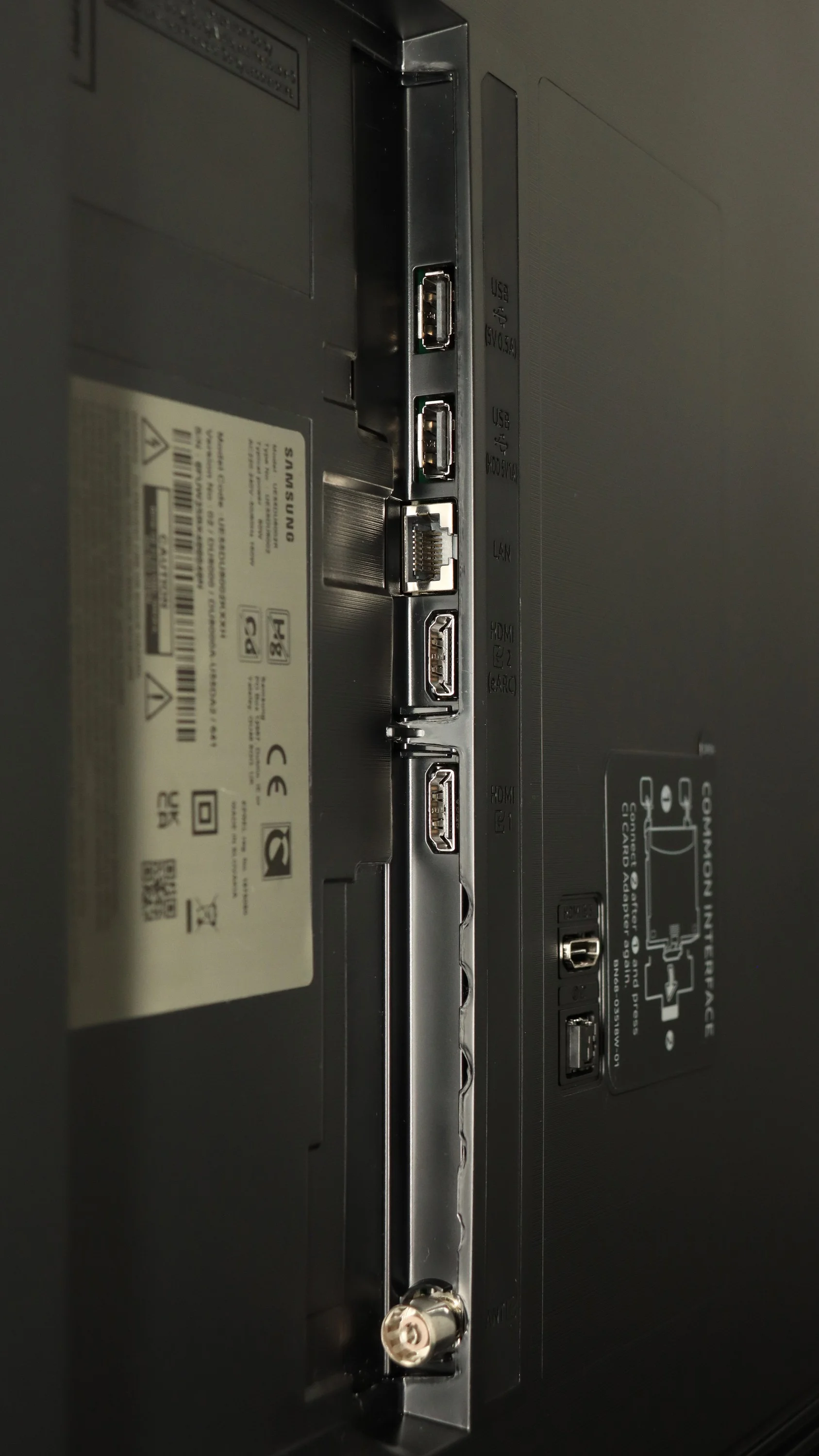 Review Samsung DU8002 (IPS) Appearance of the TV