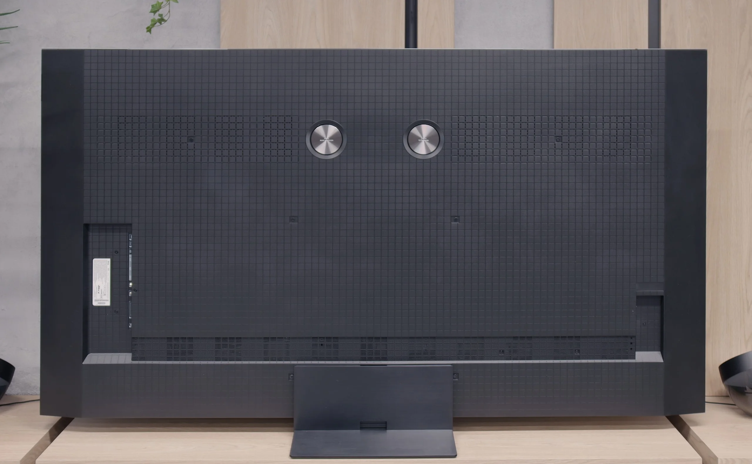Review TCL C8K Appearance of the TV