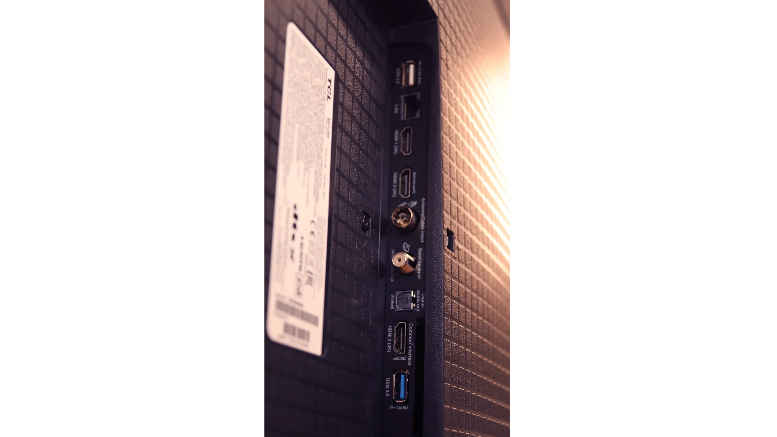Review TCL P7K / P79K Appearance of the TV