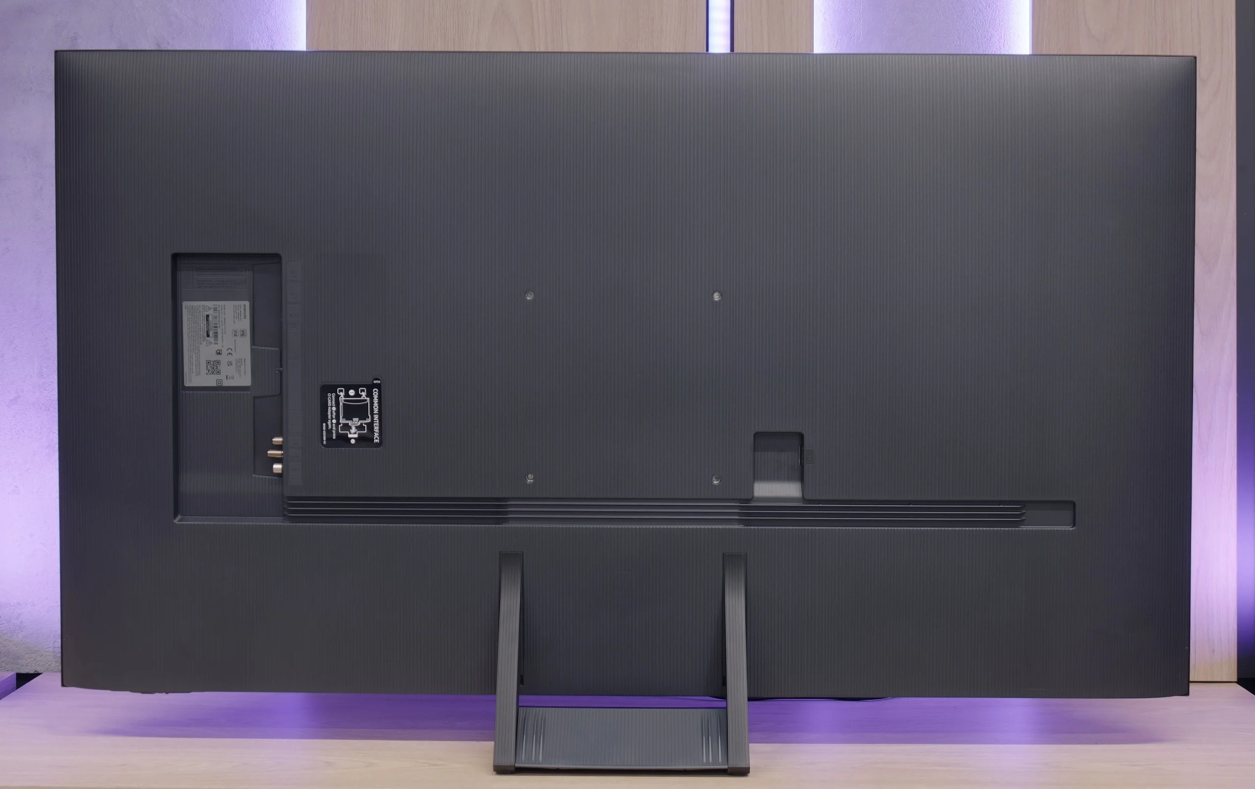 Review Samsung Neo QLED QN70F / QN74F / QN77F Appearance of the TV