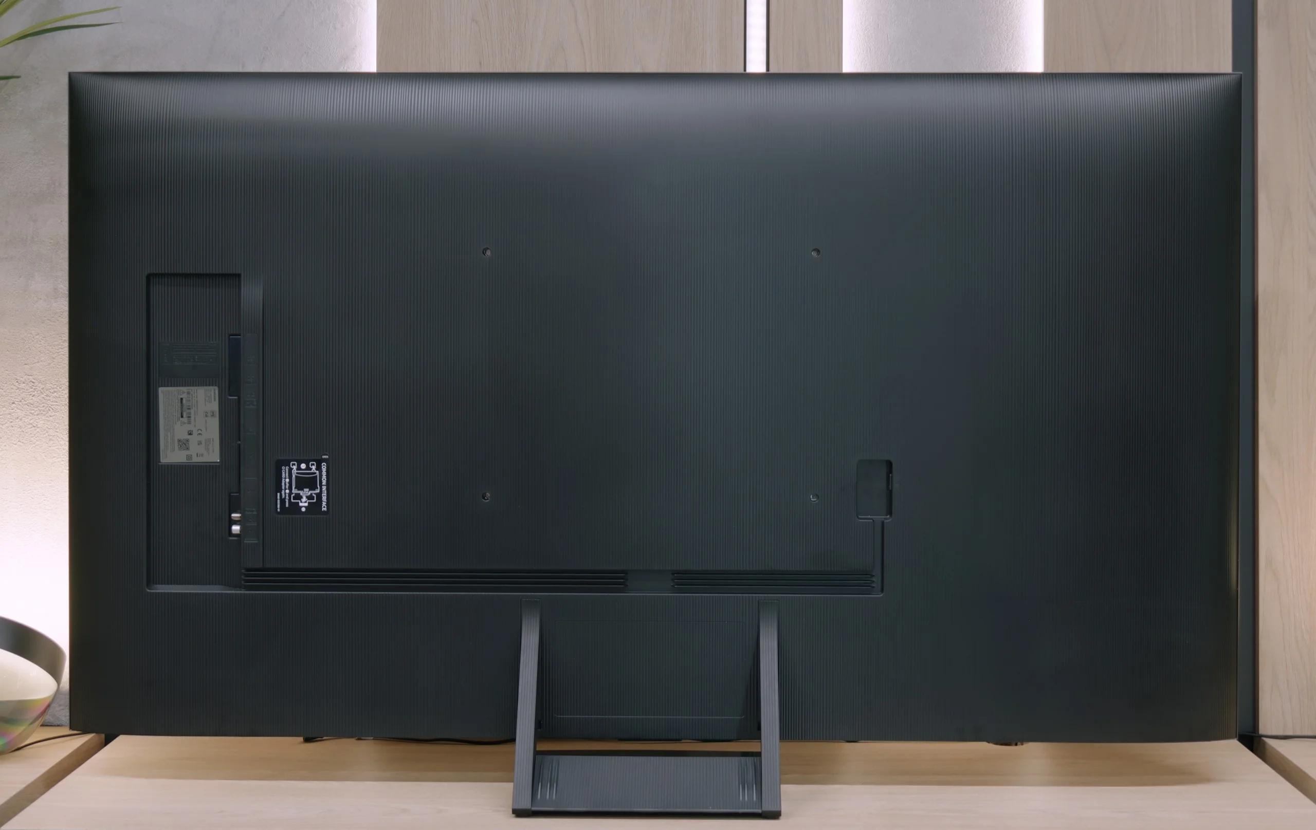 Review SAMSUNG QN80F Appearance of the TV