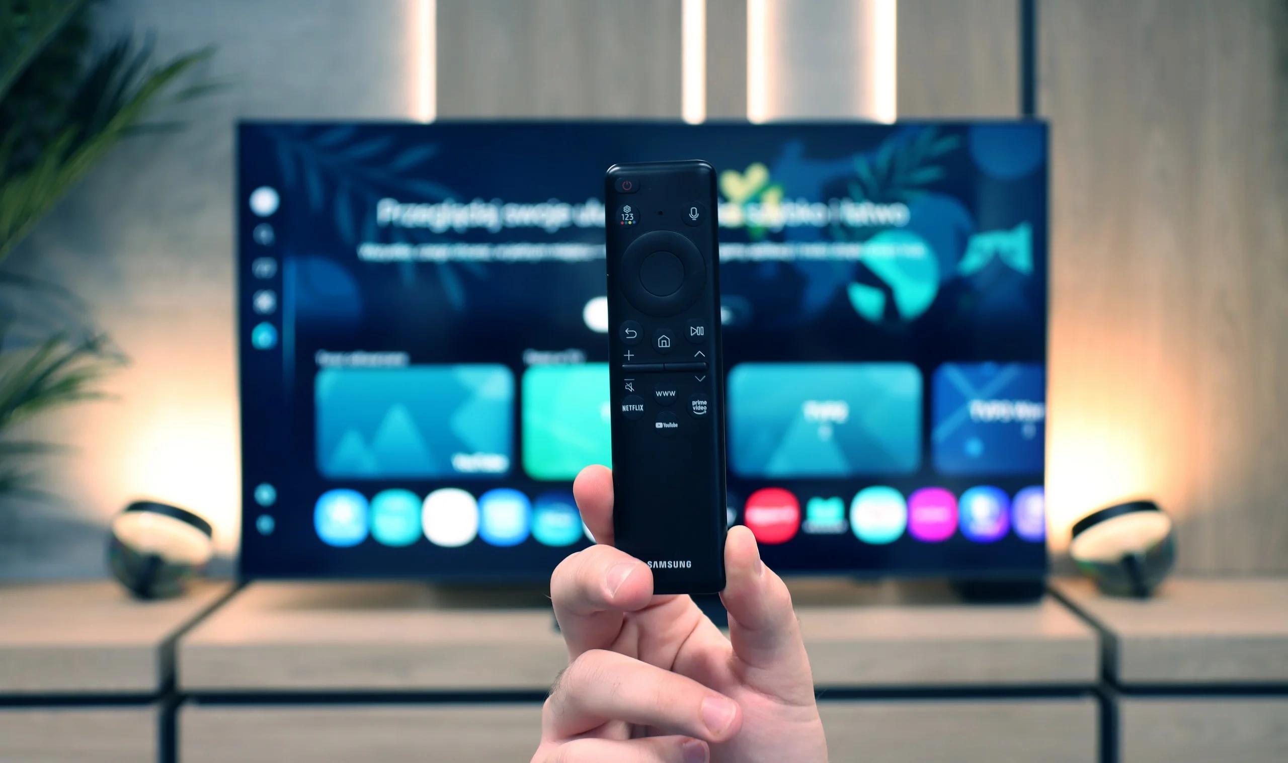 Review SAMSUNG QN80F Appearance of the TV