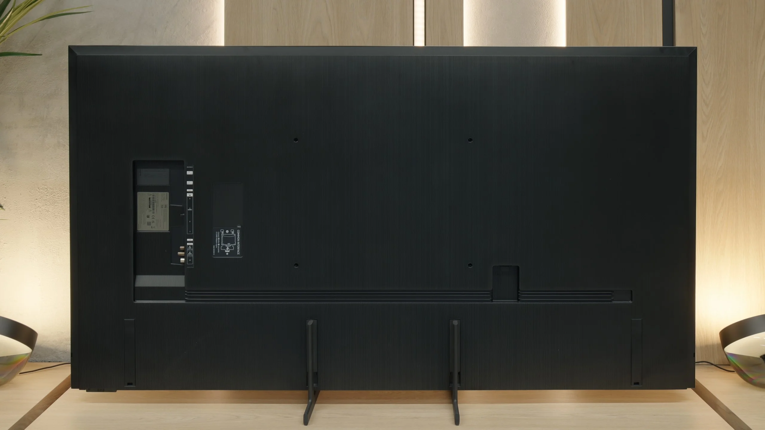 Review Samsung QN900F Appearance of the TV