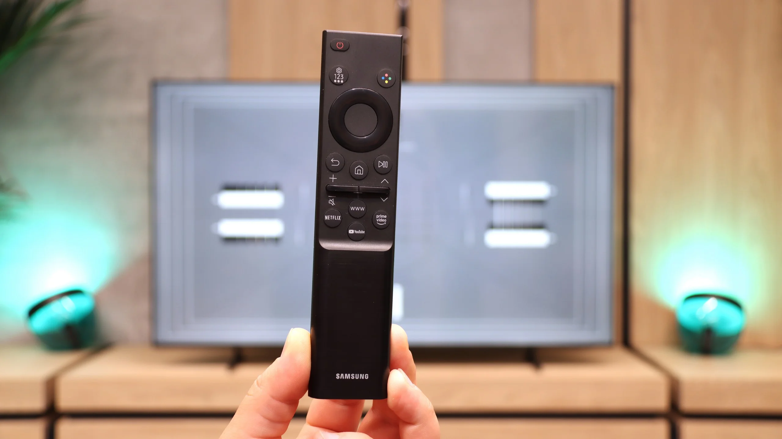 Review Samsung U8000F (VA) Appearance of the TV