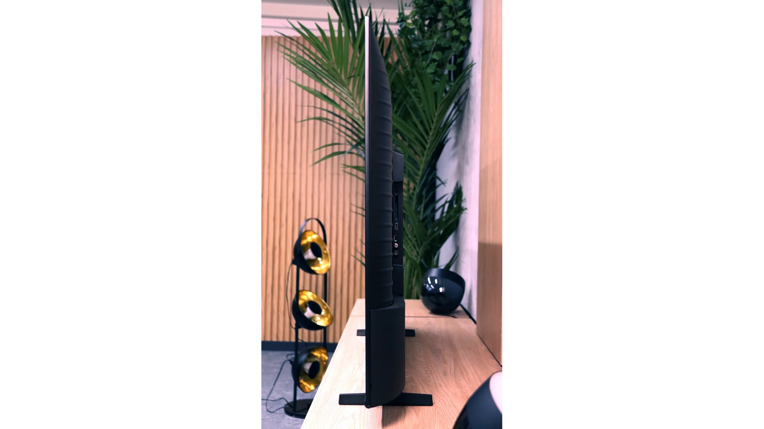 Review Samsung U8000F (VA) Appearance of the TV