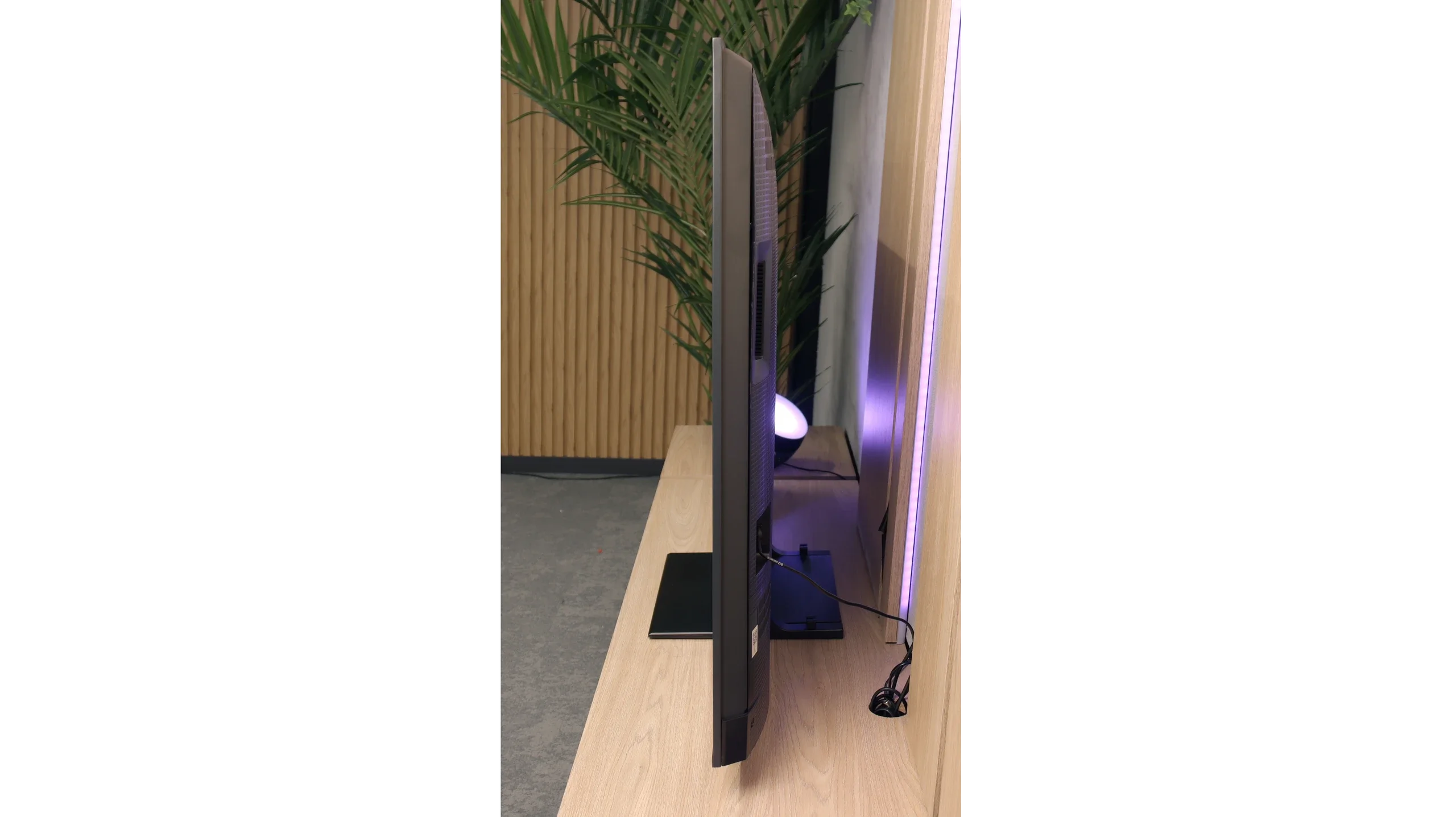 Review Hisense U7Q PRO Appearance of the TV
