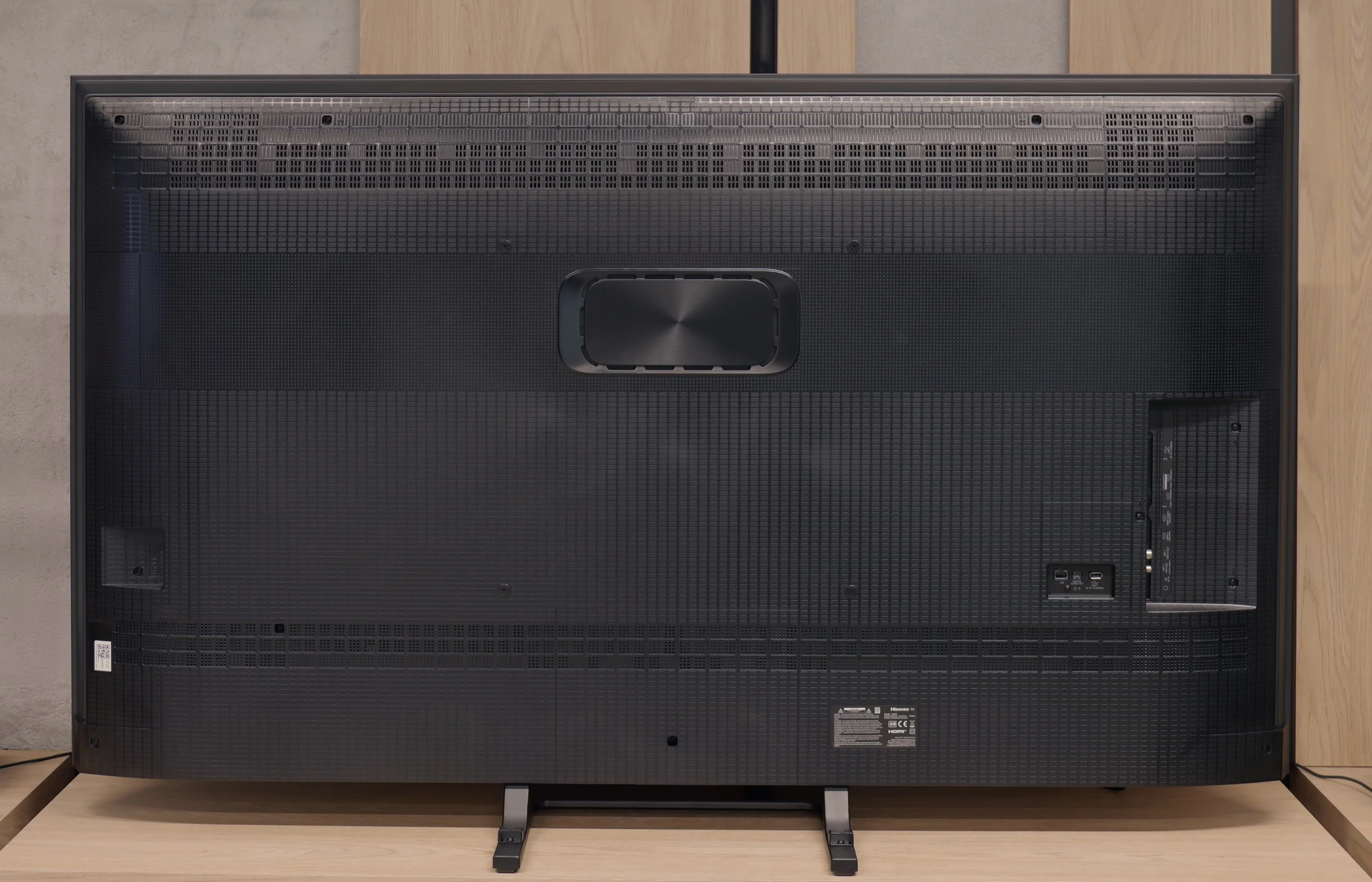 Review Hisense E8Q Appearance of the TV