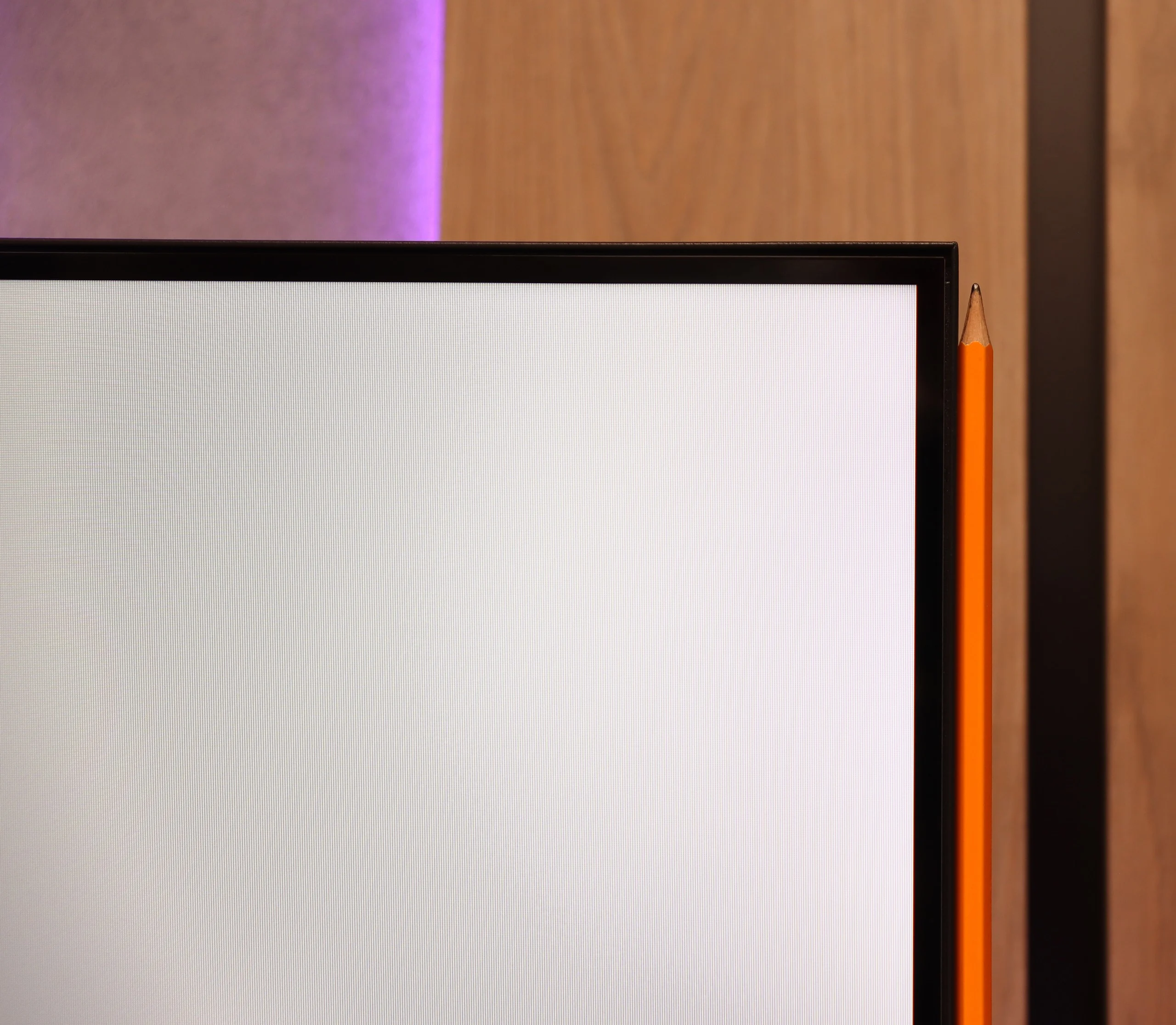 Review Hisense E8Q Appearance of the TV