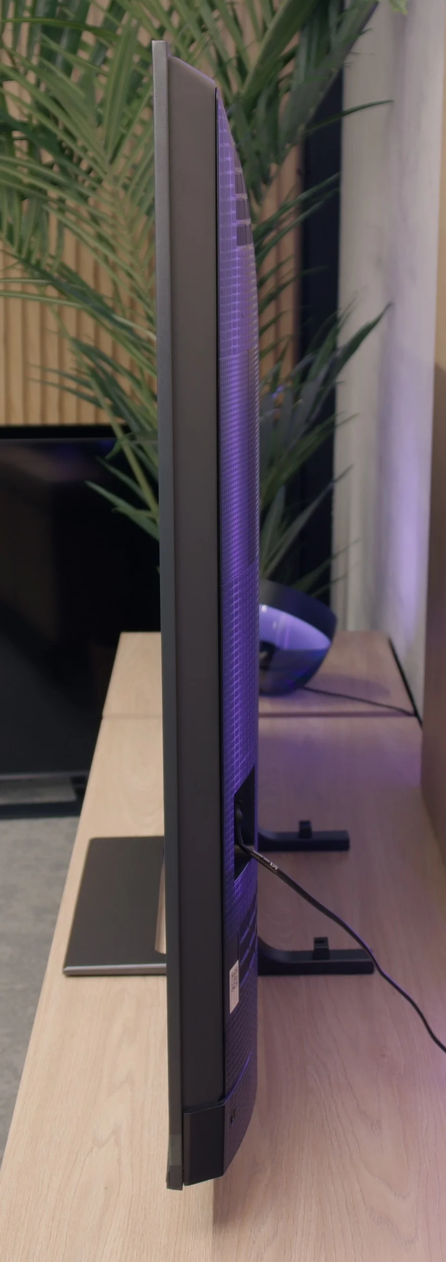 Review Hisense E8Q Appearance of the TV
