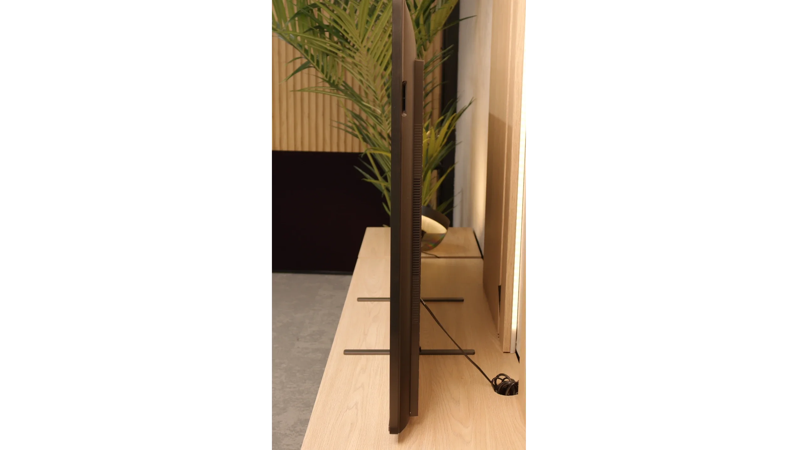 Review Sony BRAVIA 5 (XR5)  Appearance of the TV