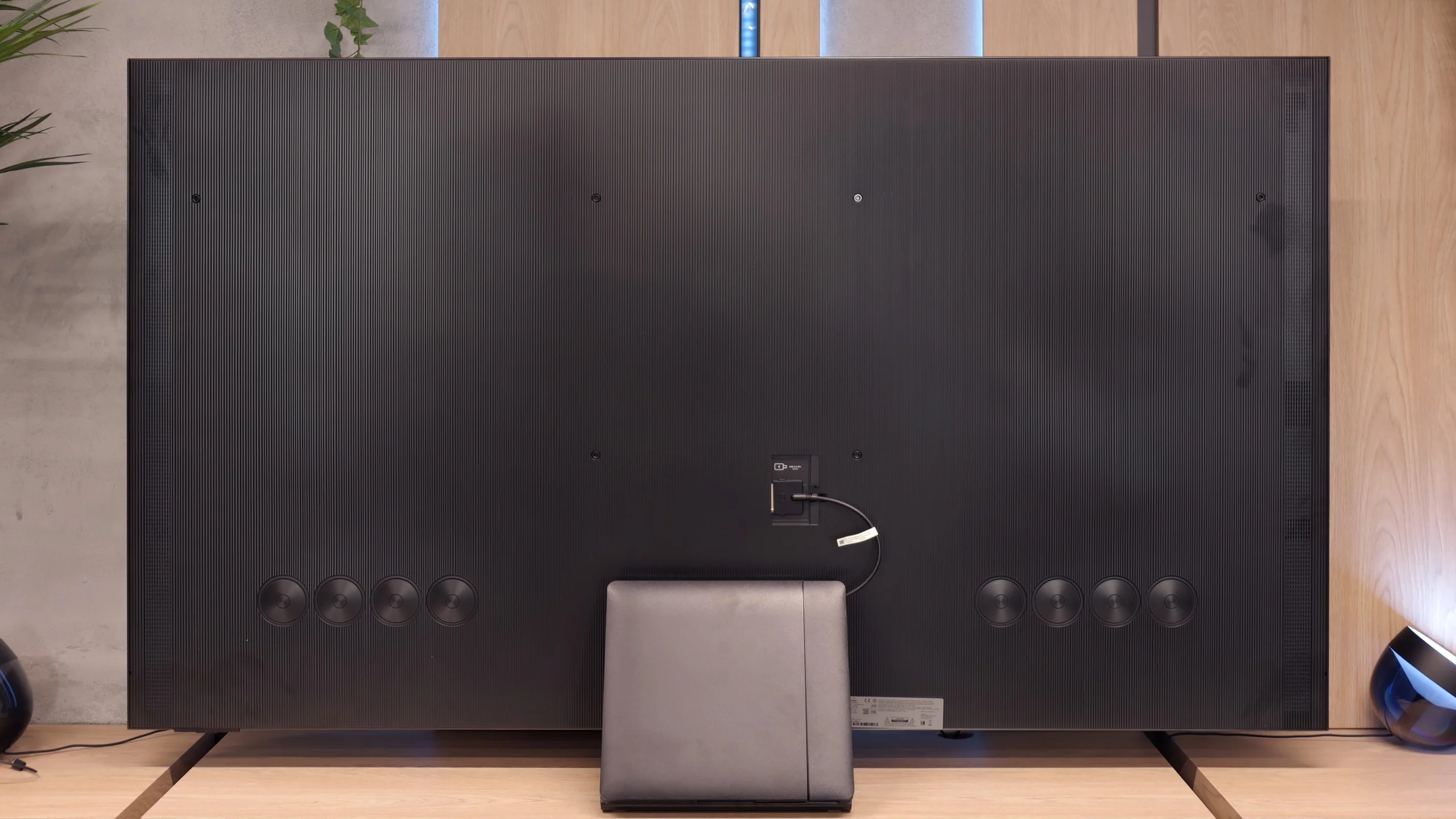 Review SAMSUNG S95F (TANDEM OLED 83") Appearance of the TV
