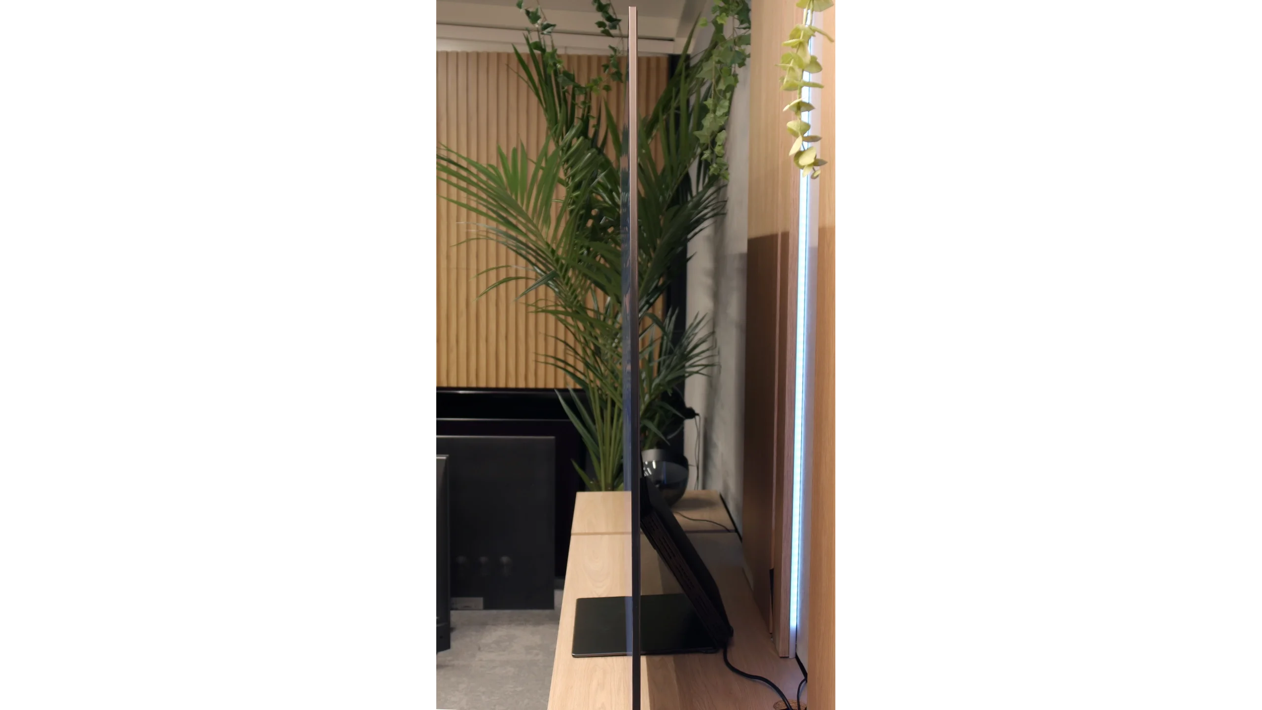 Review SAMSUNG S95F (TANDEM OLED 83") Appearance of the TV