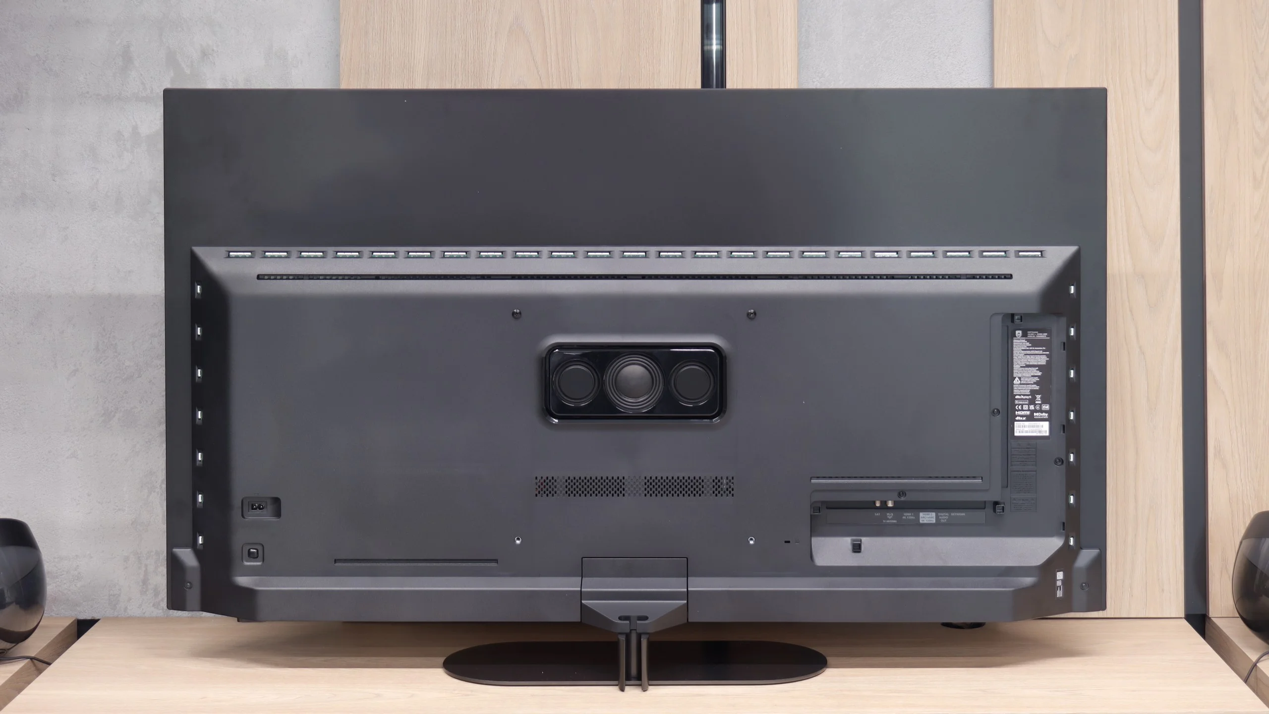 Review Philips OLED820 Appearance of the TV