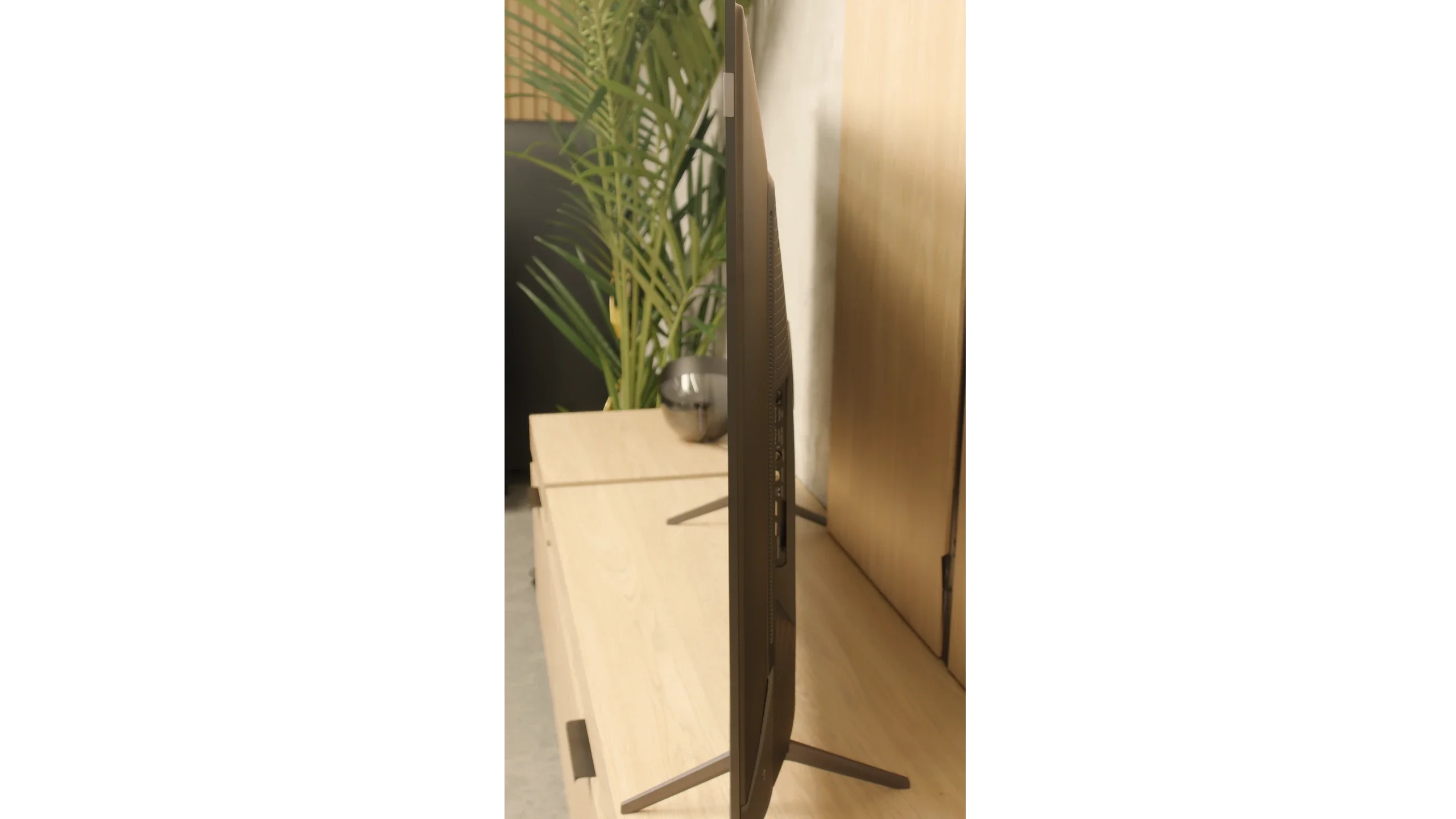 Review TCL P89K / TCL P8K Appearance of the TV