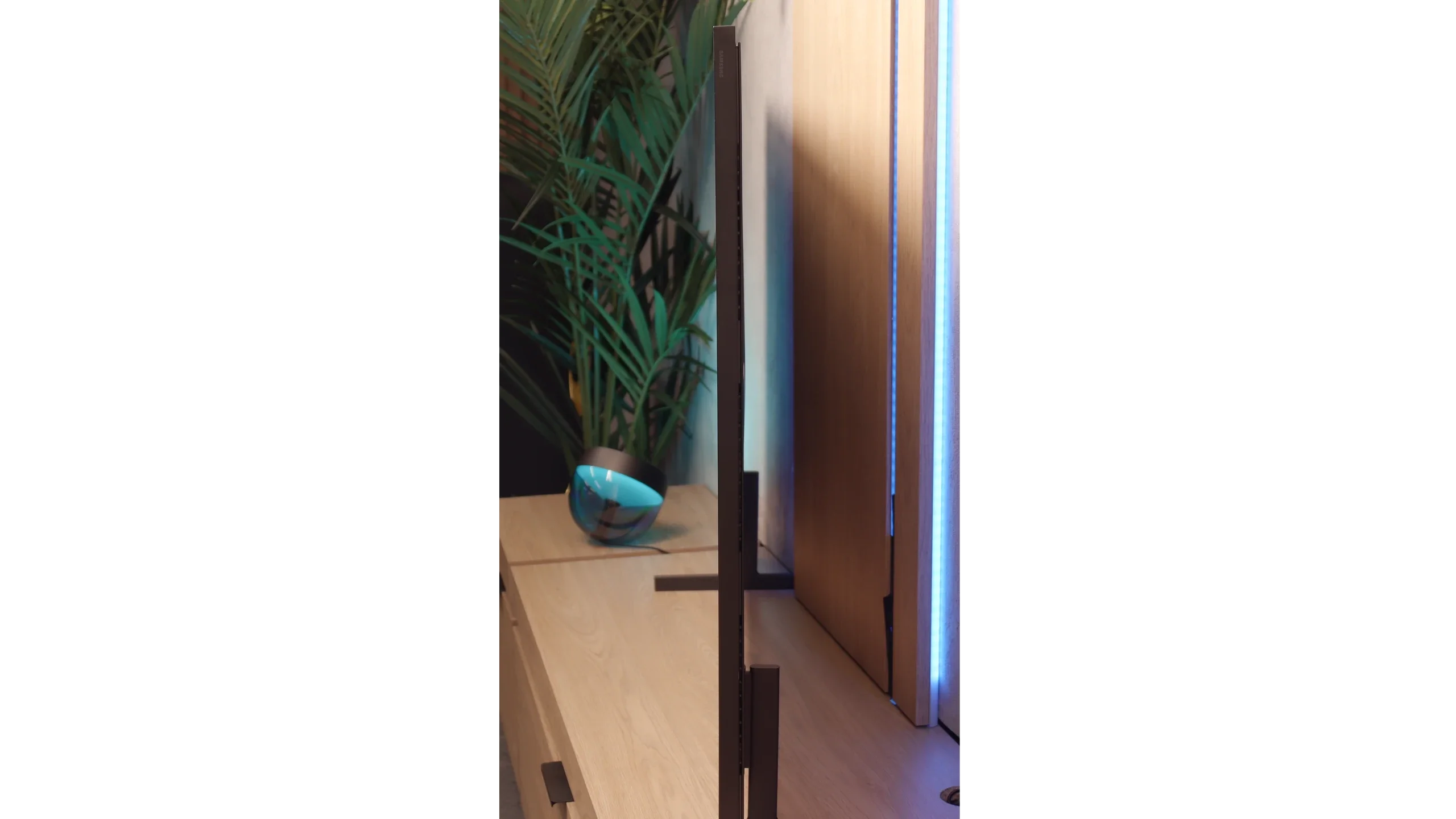 Review Samsung The Frame Pro Appearance of the TV
