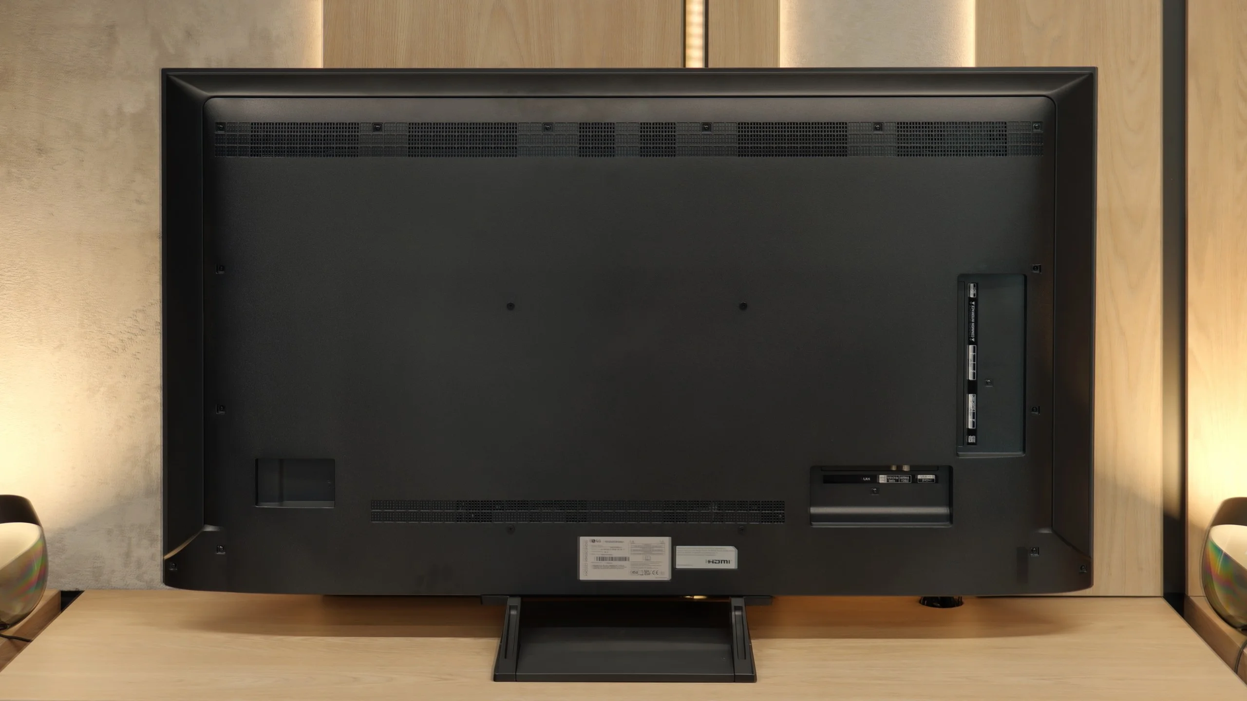 Review LG QNED93A / QNED90A Appearance of the TV