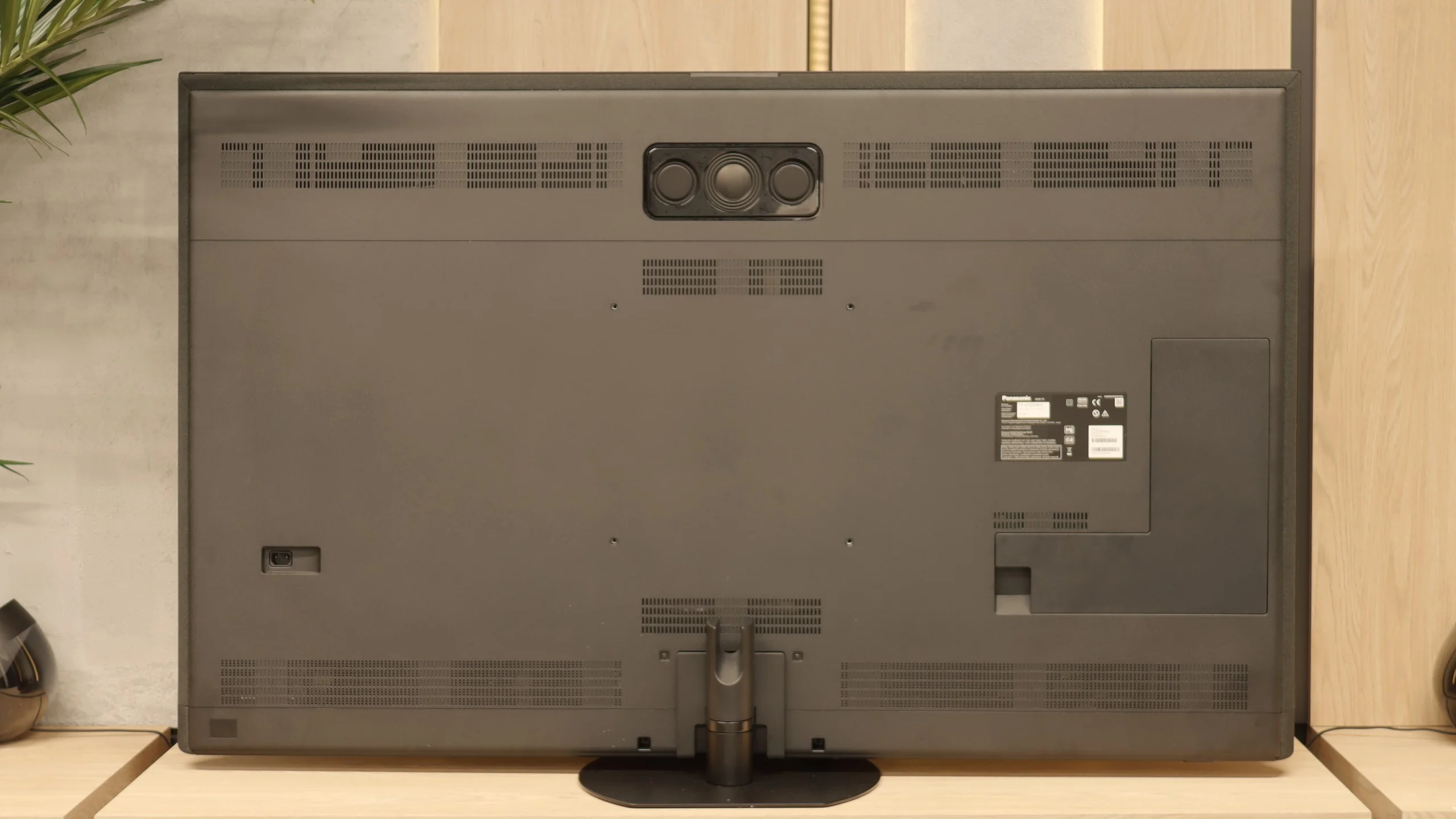 Review Panasonic Z95B Appearance of the TV