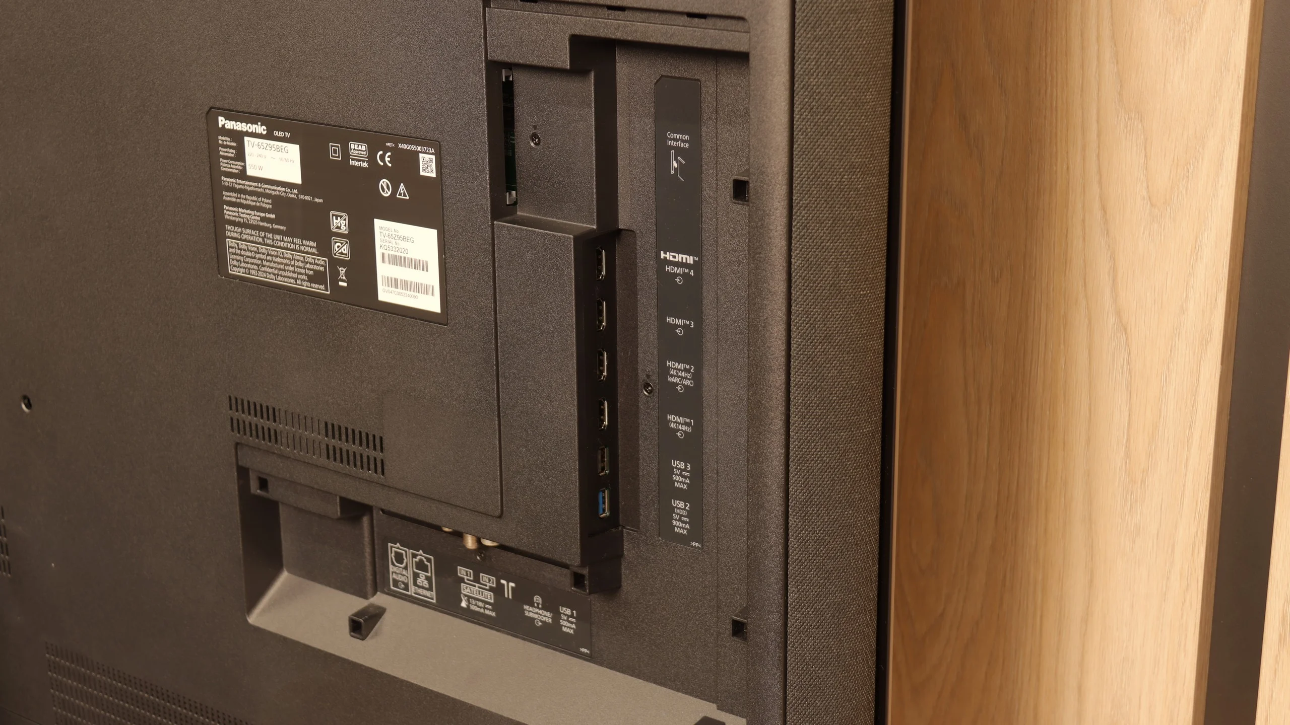 Review Panasonic Z95B Appearance of the TV