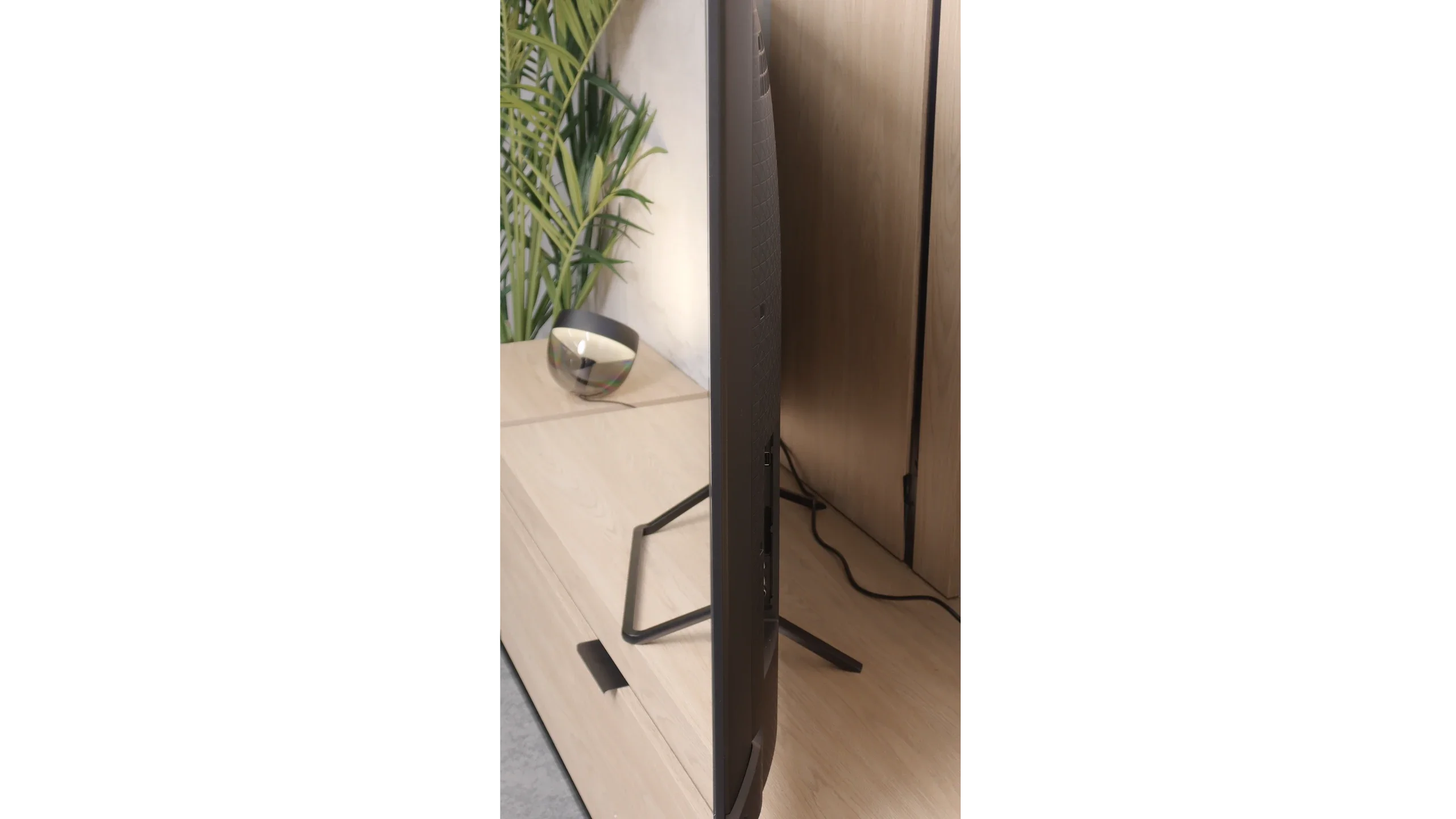 Review Panasonic W95B Appearance of the TV