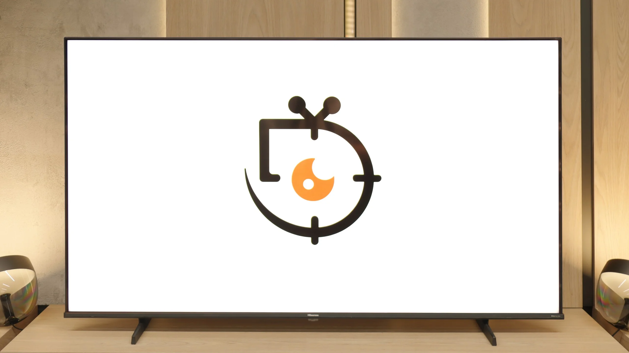 Review Hisense E7Q / E79Q Appearance of the TV