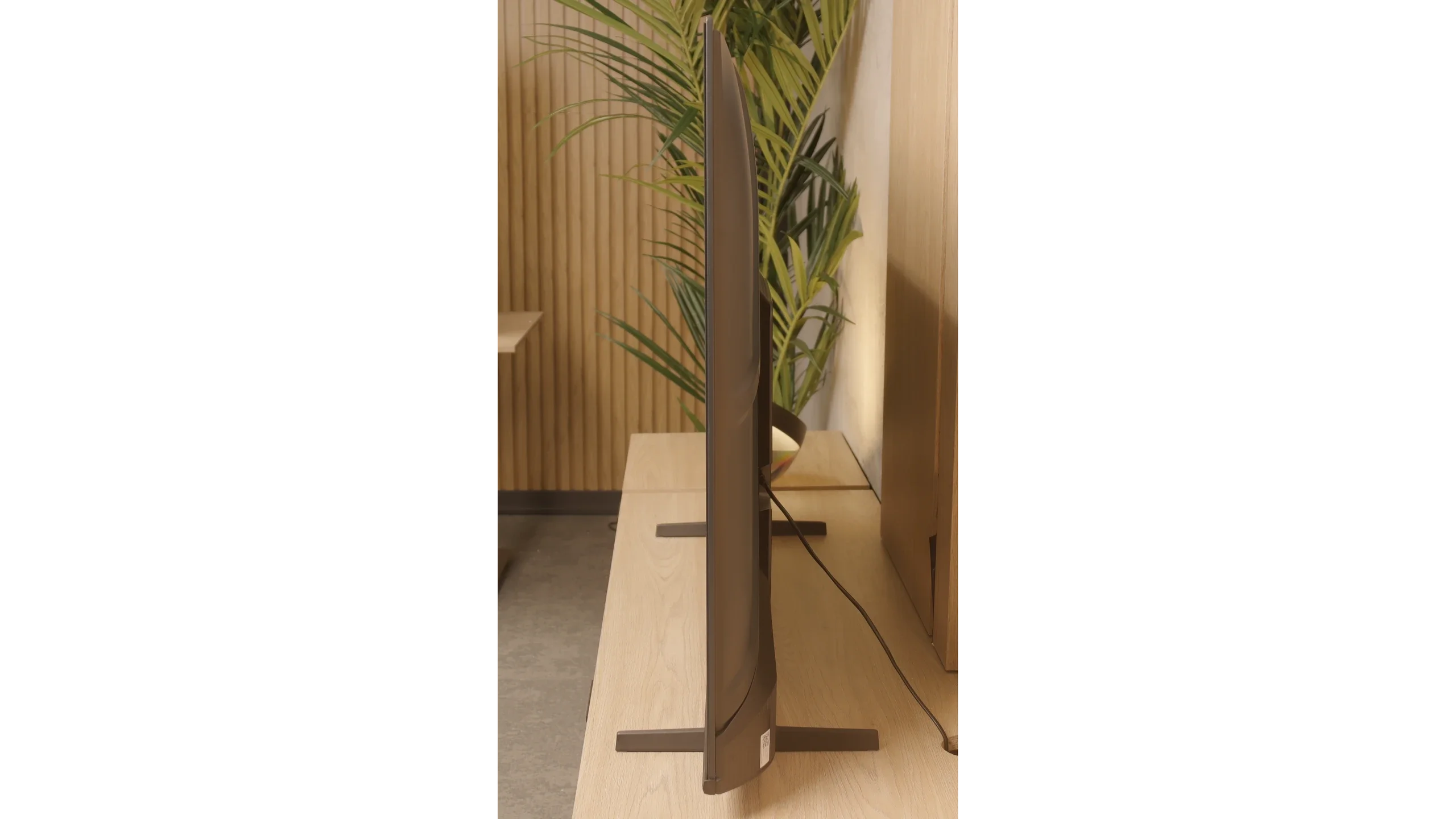 Review Hisense E7Q / E79Q Appearance of the TV
