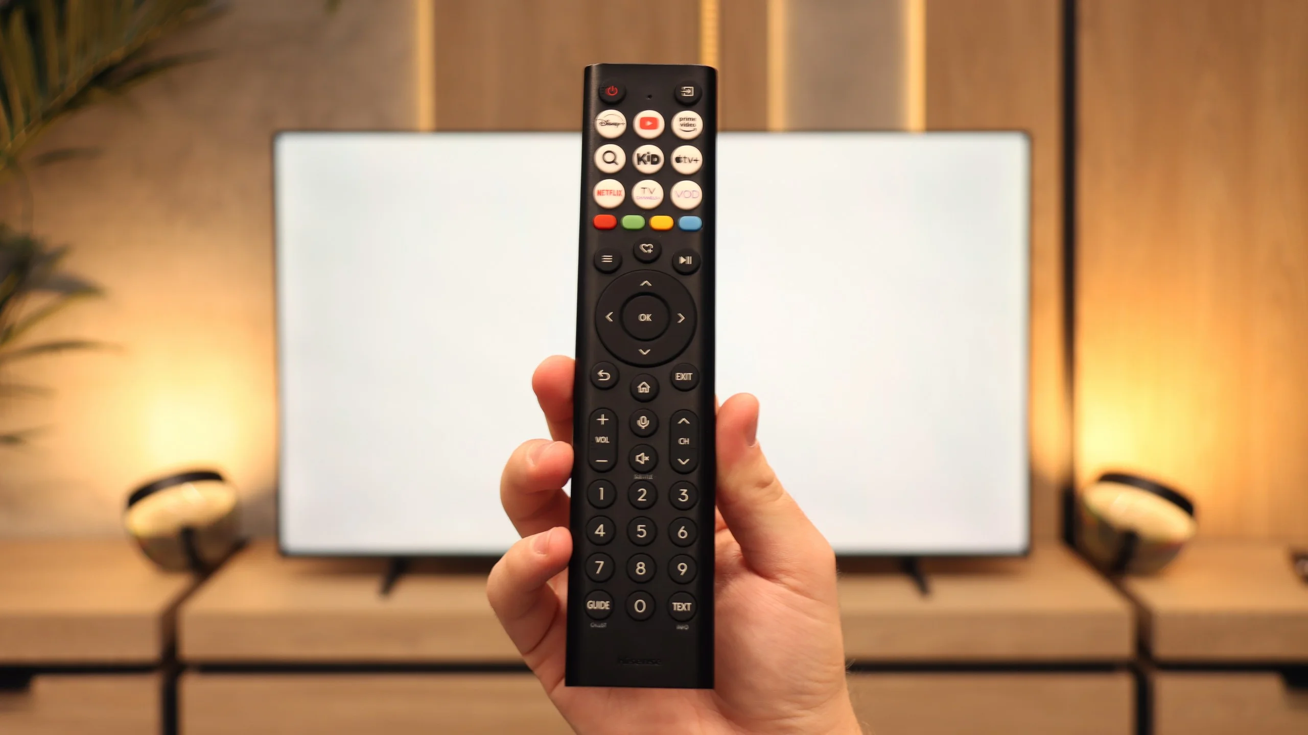Review Hisense E7Q / E79Q Appearance of the TV