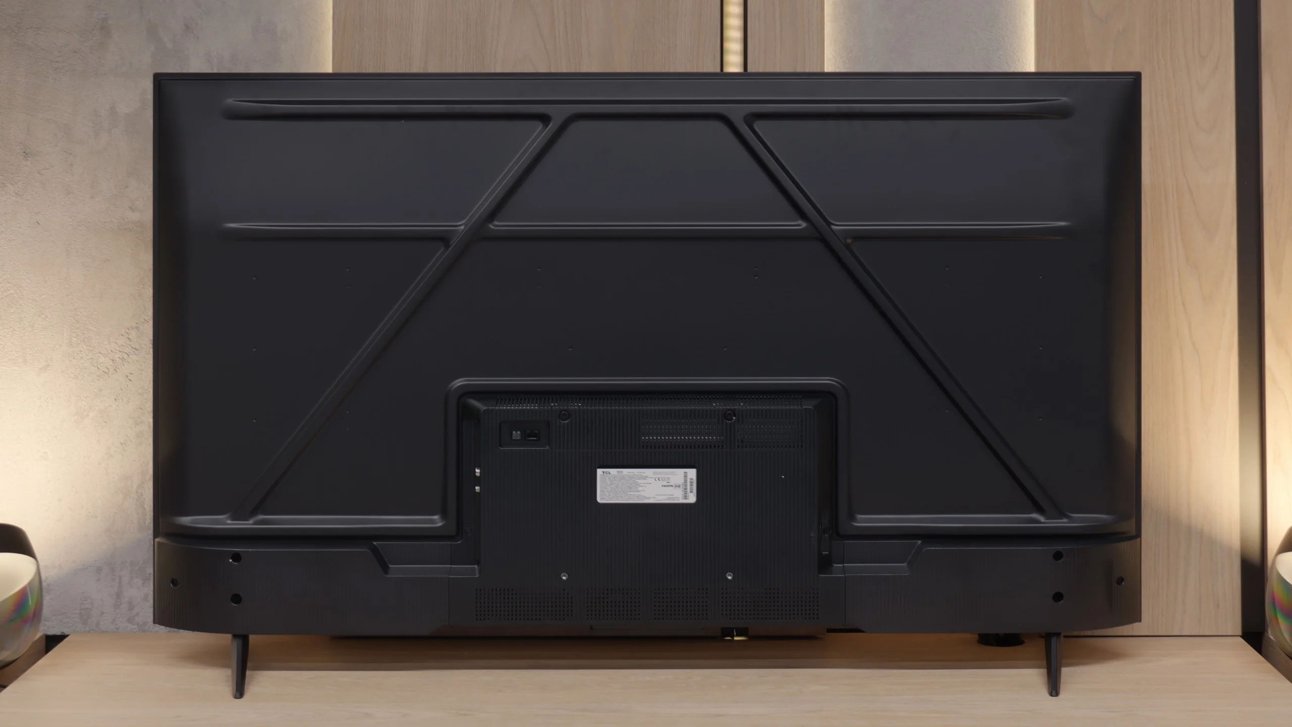 Review TCL V6C Appearance of the TV