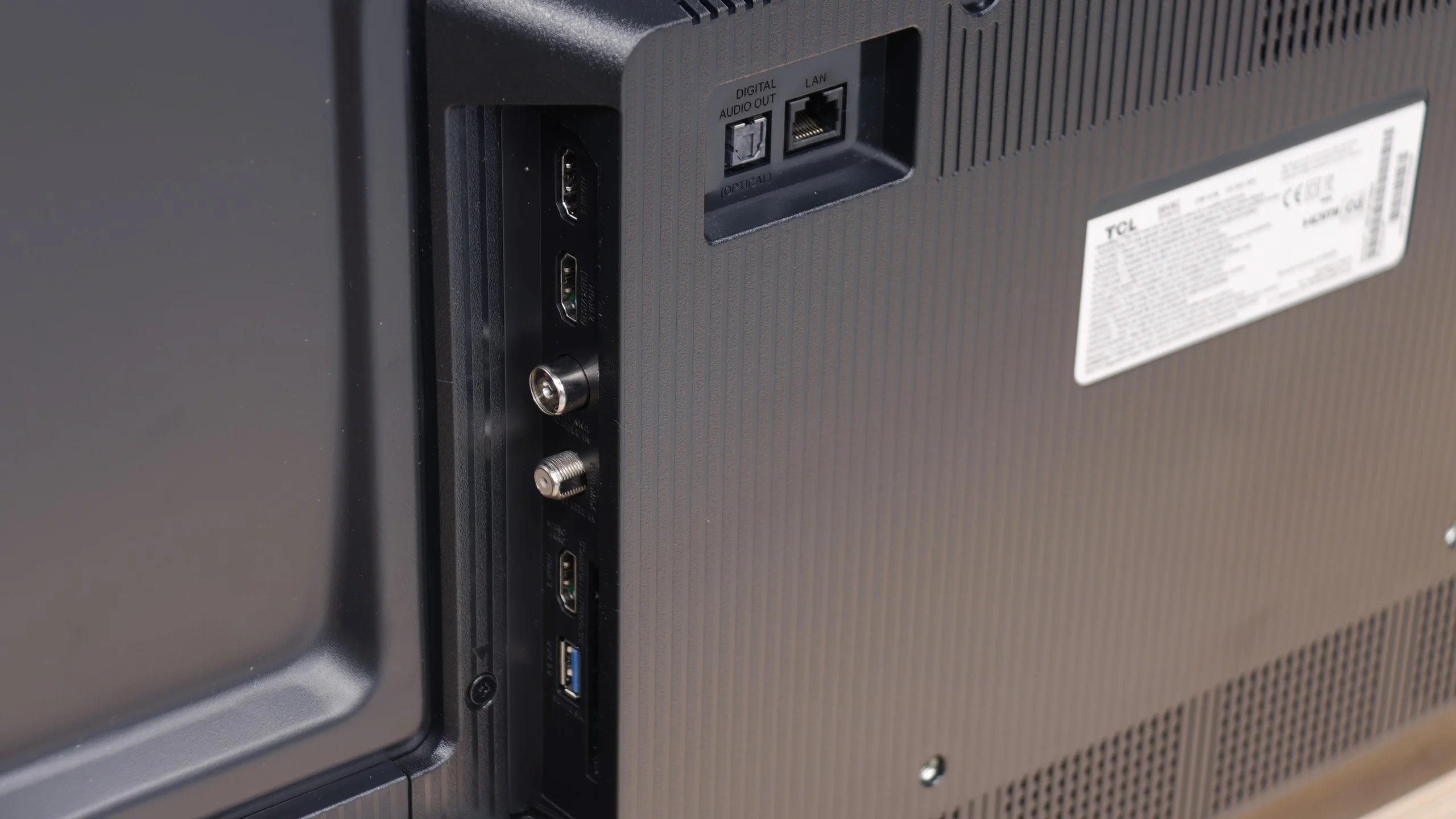 Review TCL V6C Appearance of the TV