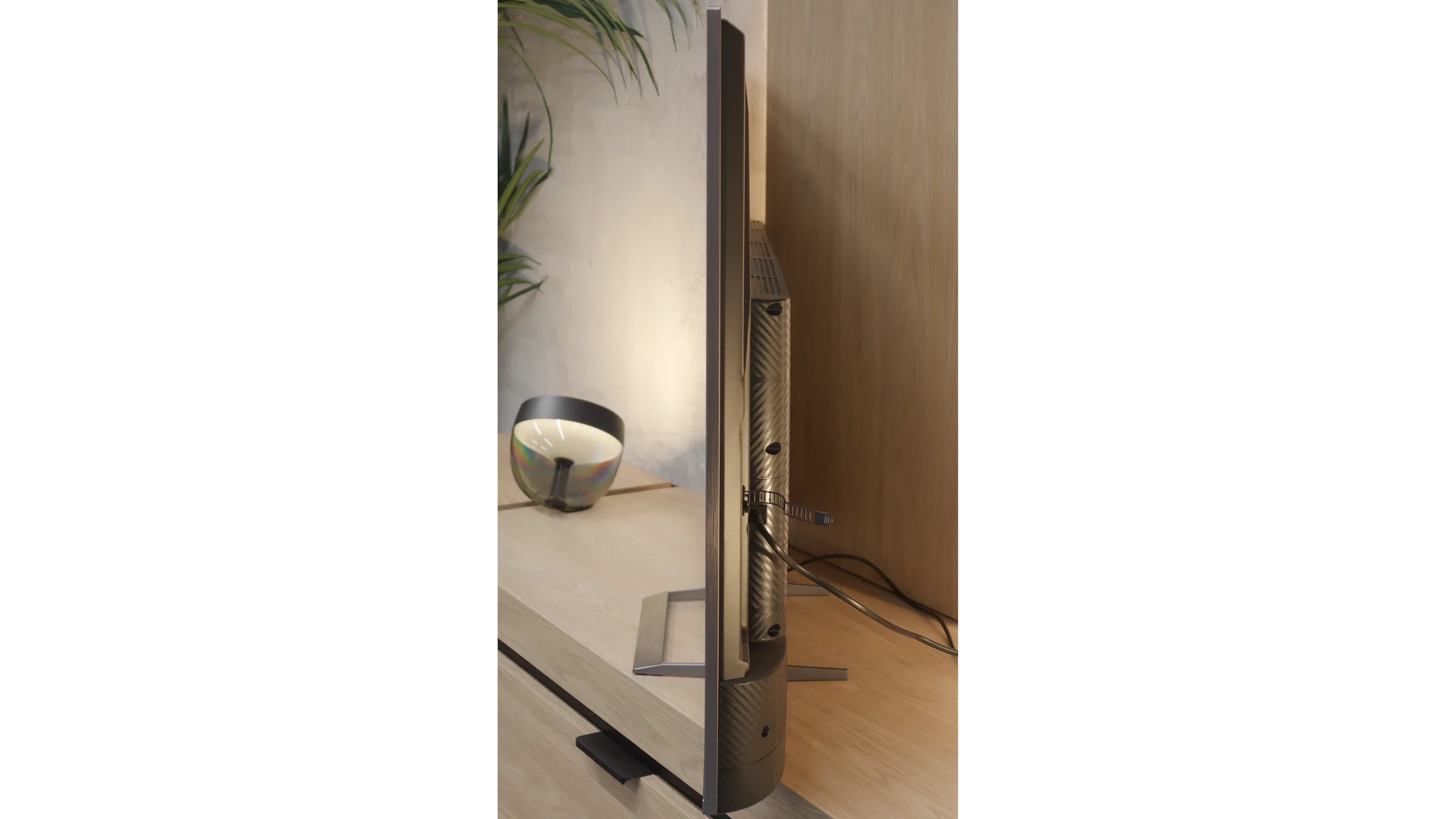 Review Haier M90E Appearance of the TV