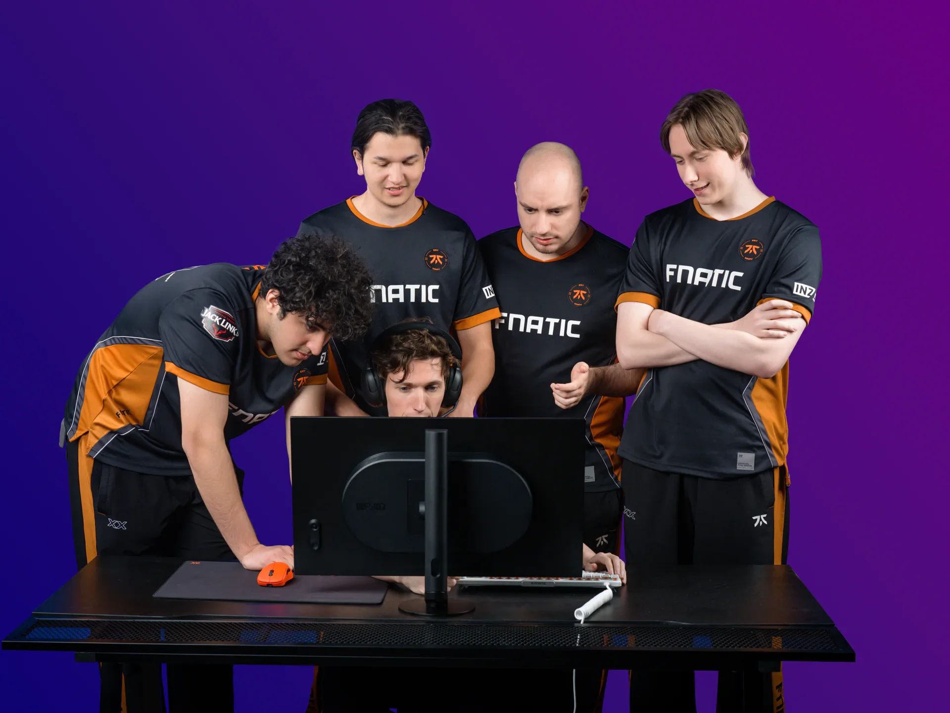 Das Team Fnatic in Counter-Strike: "Das Team Fnatic in Aktion während der Counter-Strike-Wettkämpfe – bekannt auf der esports-Szene, konkurriert auf höchstem Niveau. Perfekte Zusammenarbeit, Taktik und Fähigkeiten, die zuverlässige Gaming-Hardware erfordern, einschließlich Monitoren mit schneller Bildwiederholrate und hoher Bildqualität.