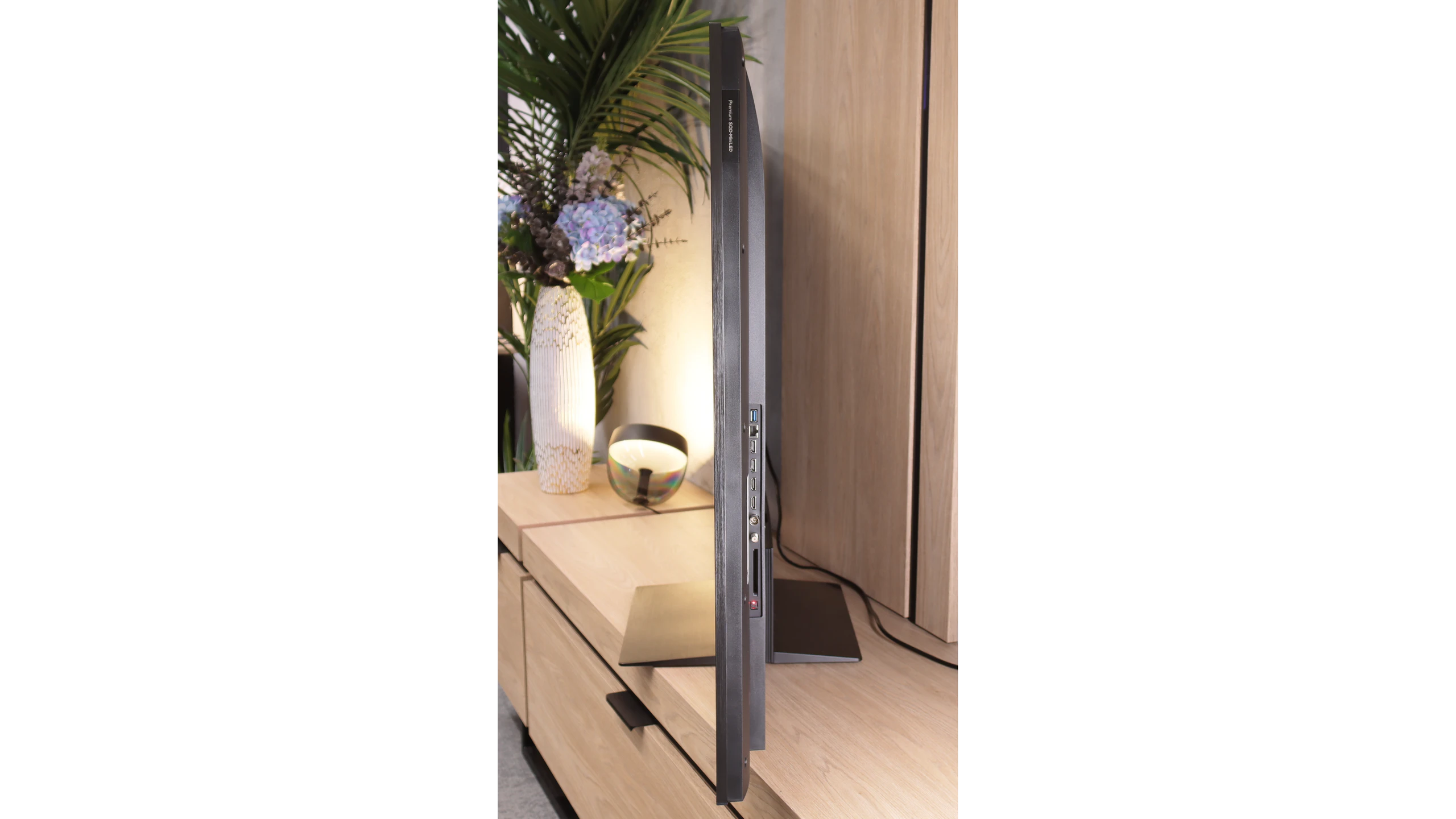 Review TCL C7L Appearance of the TV