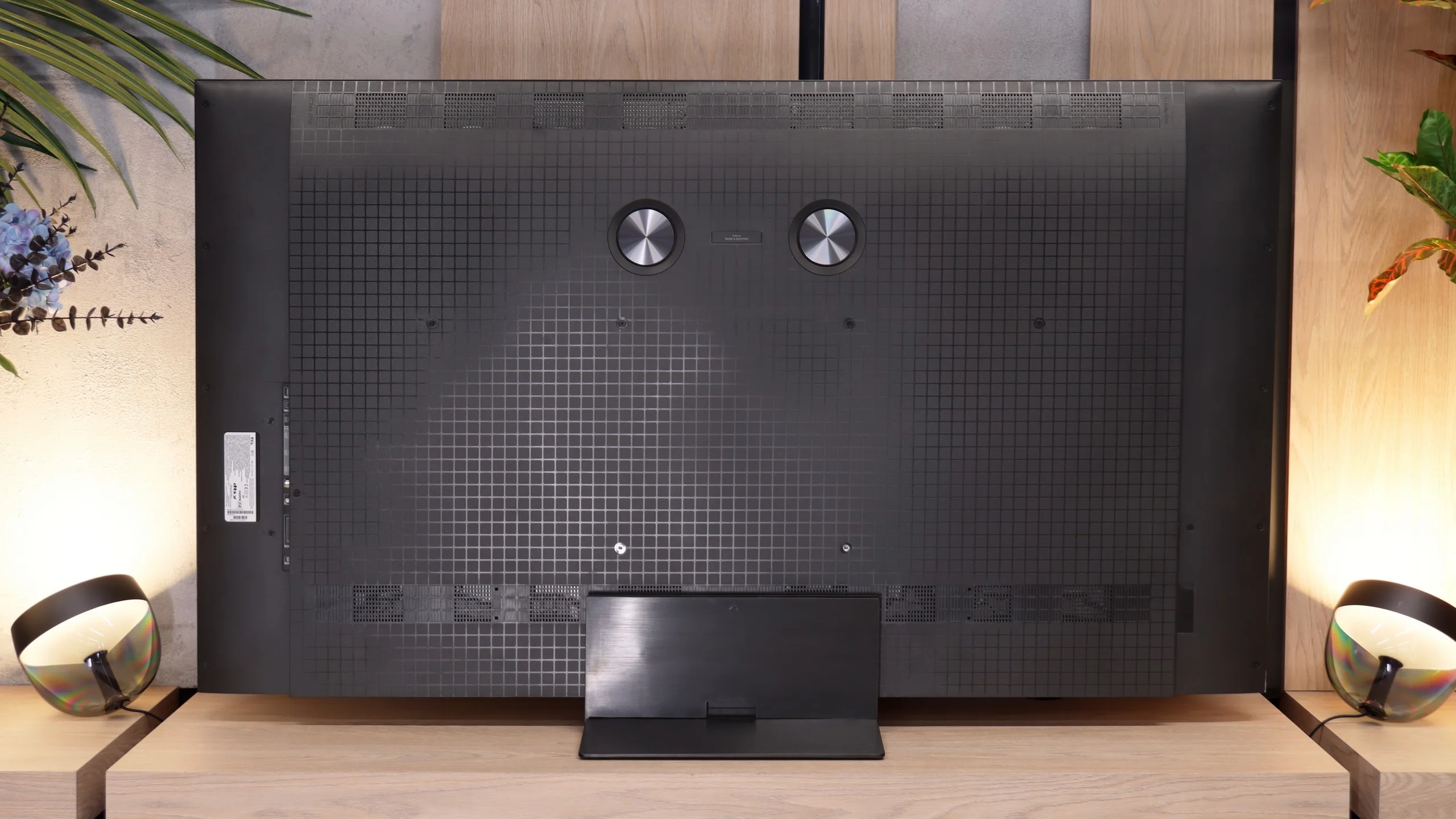 Review TCL C7L Appearance of the TV