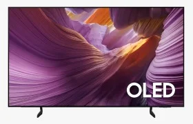 Samsung S85F ist der neueste OLED-Fernseher mit 120 Hz und der Nachfolger des Modells S85D. Auf dem Foto ist das elegante Design, die dünnen Rahmen und die moderne Fernbedienung mit einer dedizierten „AI“-Taste zu sehen, die auf eine Integration mit künstlicher Intelligenz hindeutet. Der Fernseher unterstützt HDMI 2.1, FreeSync und läuft auf der neuen Version des Tizen-Systems 2025. Schau dir an, wie die neue Generation der OLED-Fernseher von Samsung aussieht!