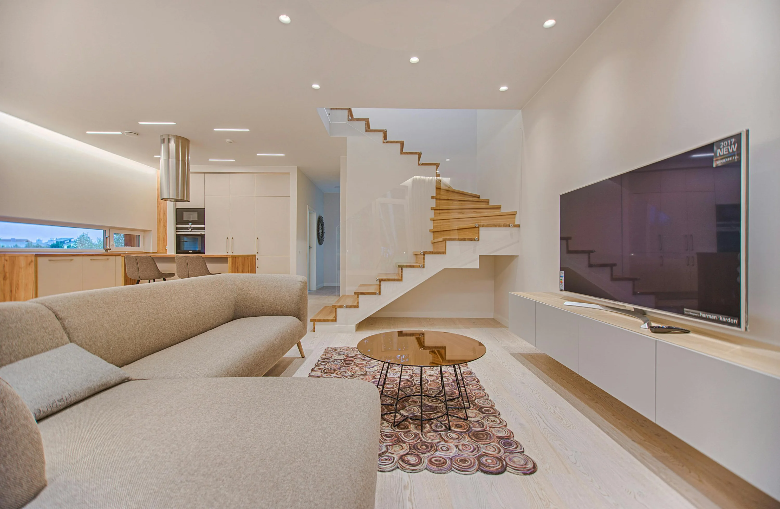 A wall-mounted TV saves space and gives the interior a modern look. Find out what the best TV brackets are and how to choose the right mounting height for your screen size!