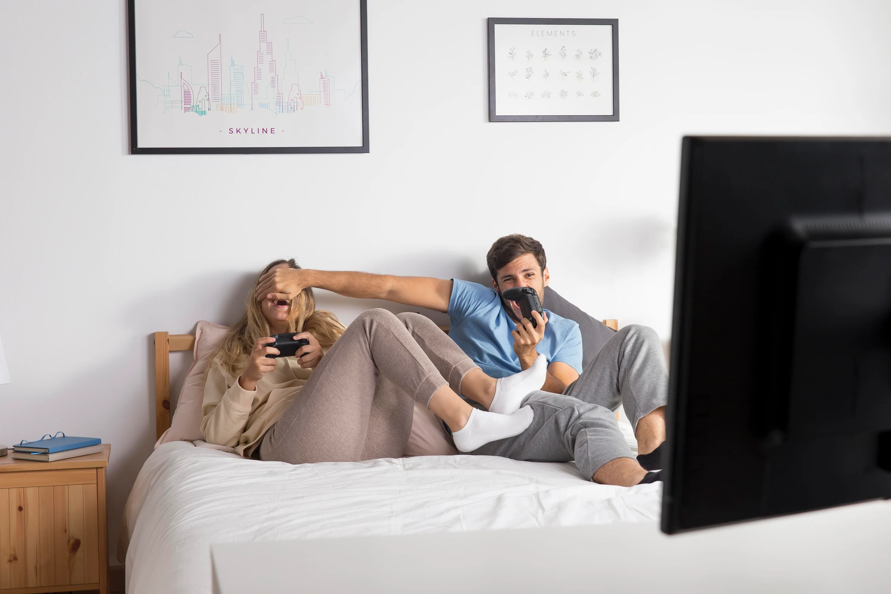 Are you wondering how to mount a TV in the bedroom? Check the best height for mounting the TV to ensure comfortable viewing in a lying position. Get inspired and learn how to properly mount a TV on the wall!