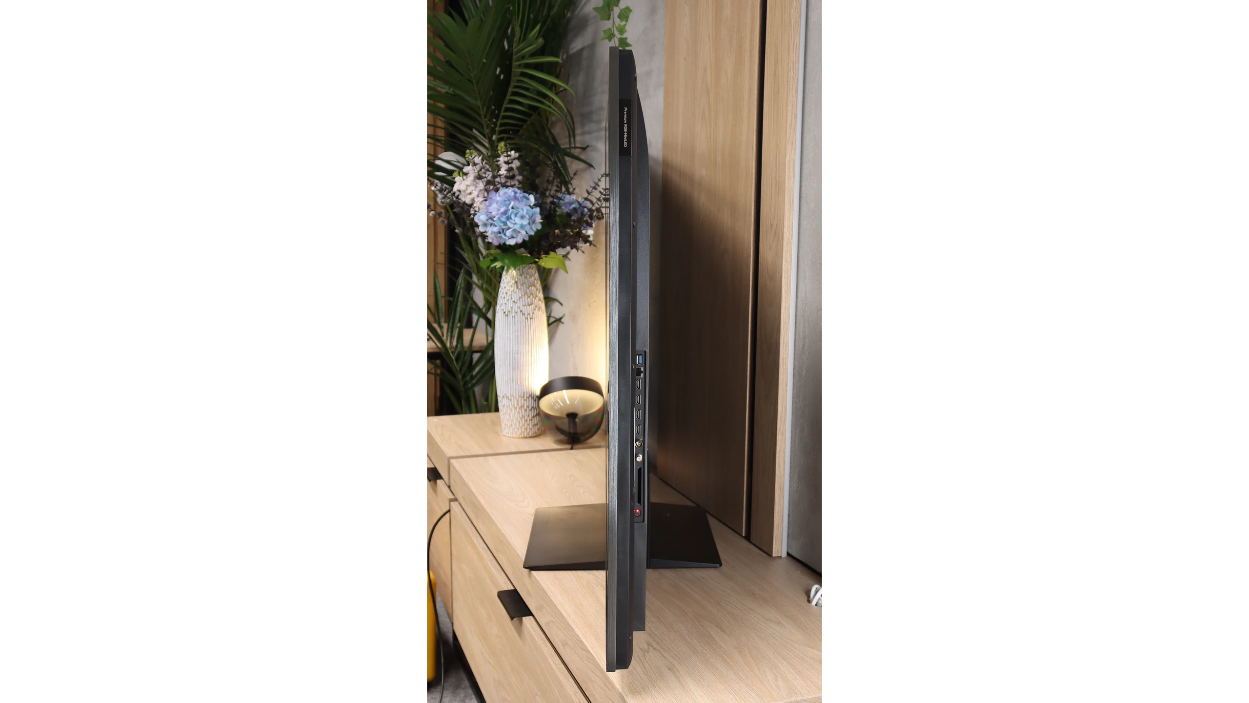 Review TCL RM7L Appearance of the TV