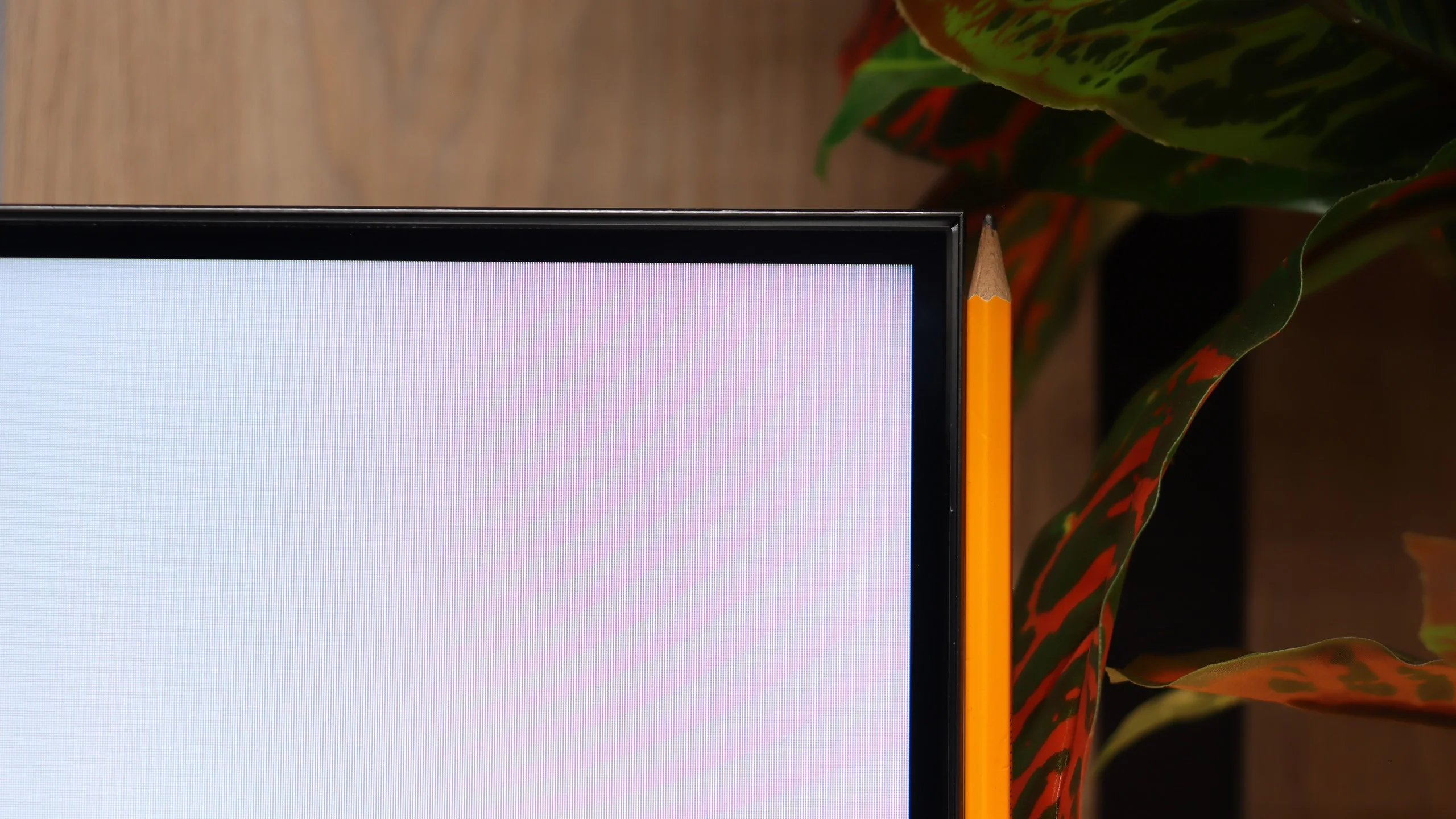 Review TCL RM7L Appearance of the TV