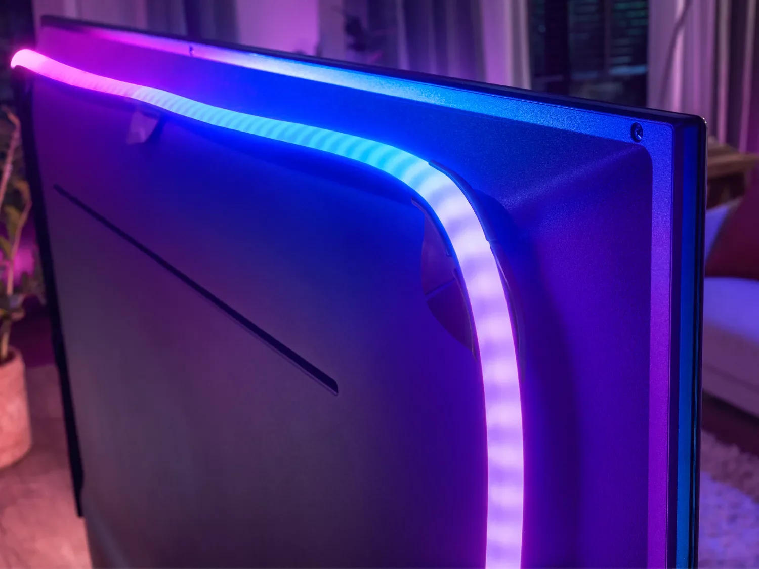 The Philips Hue Sync app has arrived on LG TVs from 2024, enabling the synchronisation of Hue smart lighting with the image on the screen. As a result, films, series, and games become even more immersive. Check how Hue Sync works on LG, which models are compatible, and why older TVs have not received support.