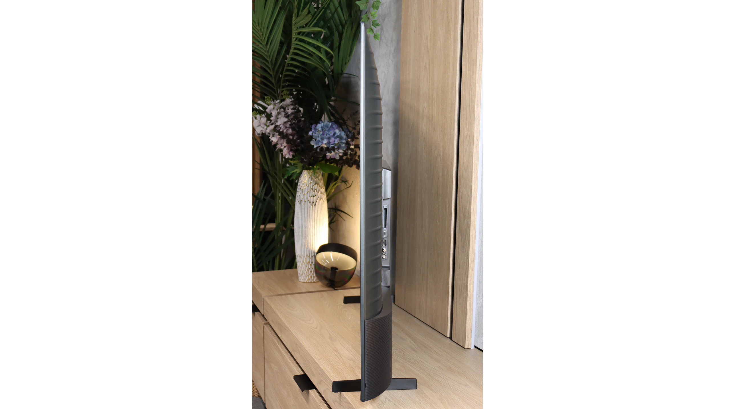 Review Samsung M80H Appearance of the TV