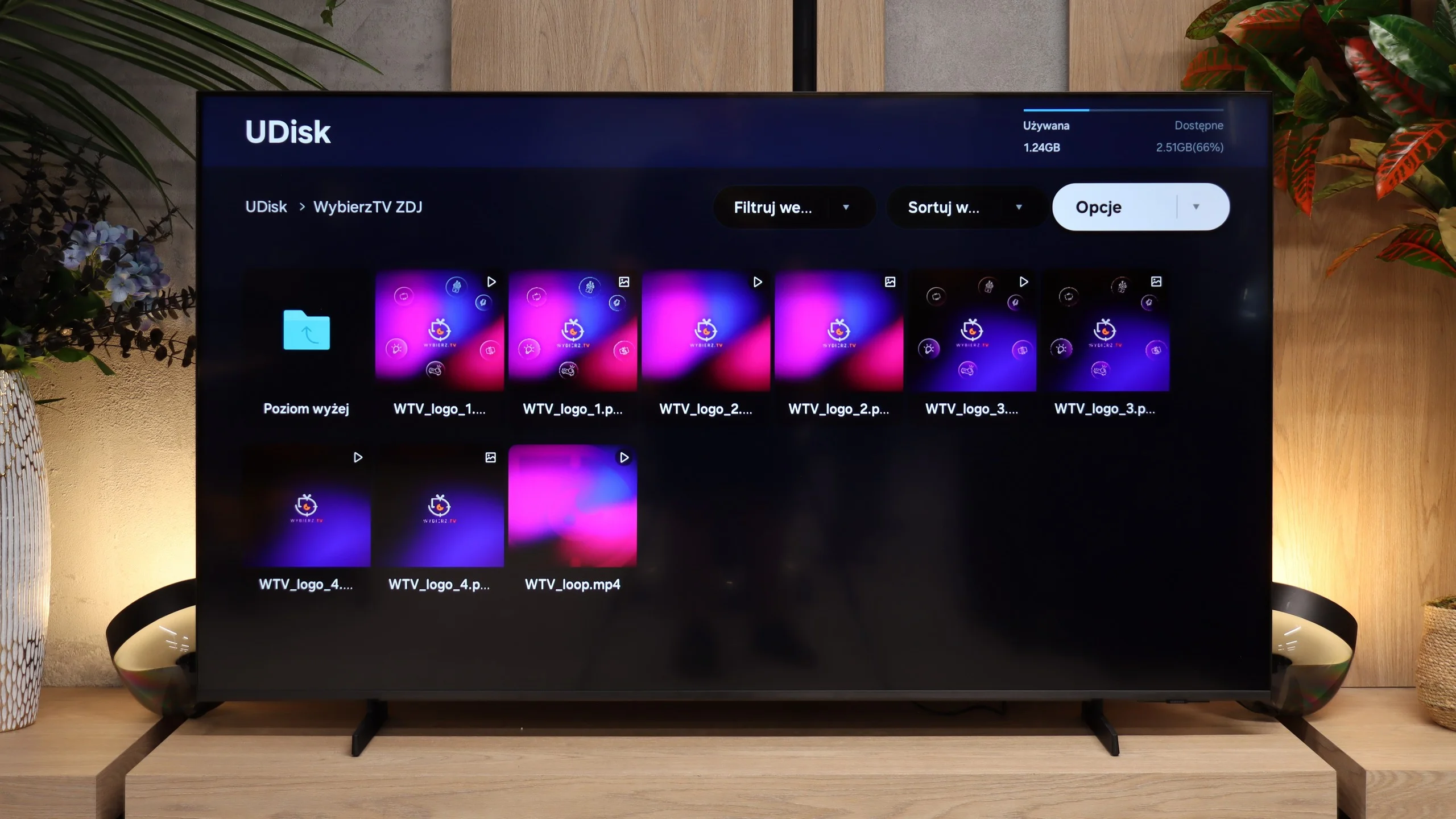 Review Samsung M80H Appearance of the TV