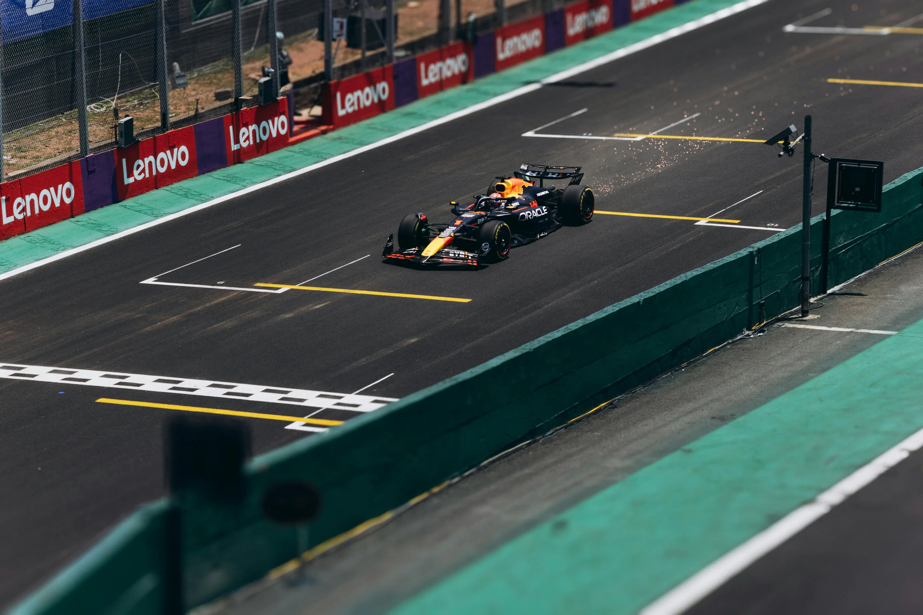 Formuła 1 w 4K HDR już dostępna z F1 TV Premium! Poznaj nowe funkcje, obsługiwane platformy i dlaczego niektórzy fani muszą wymienić sprzęt, by oglądać wyścigi w najwyższej jakości.