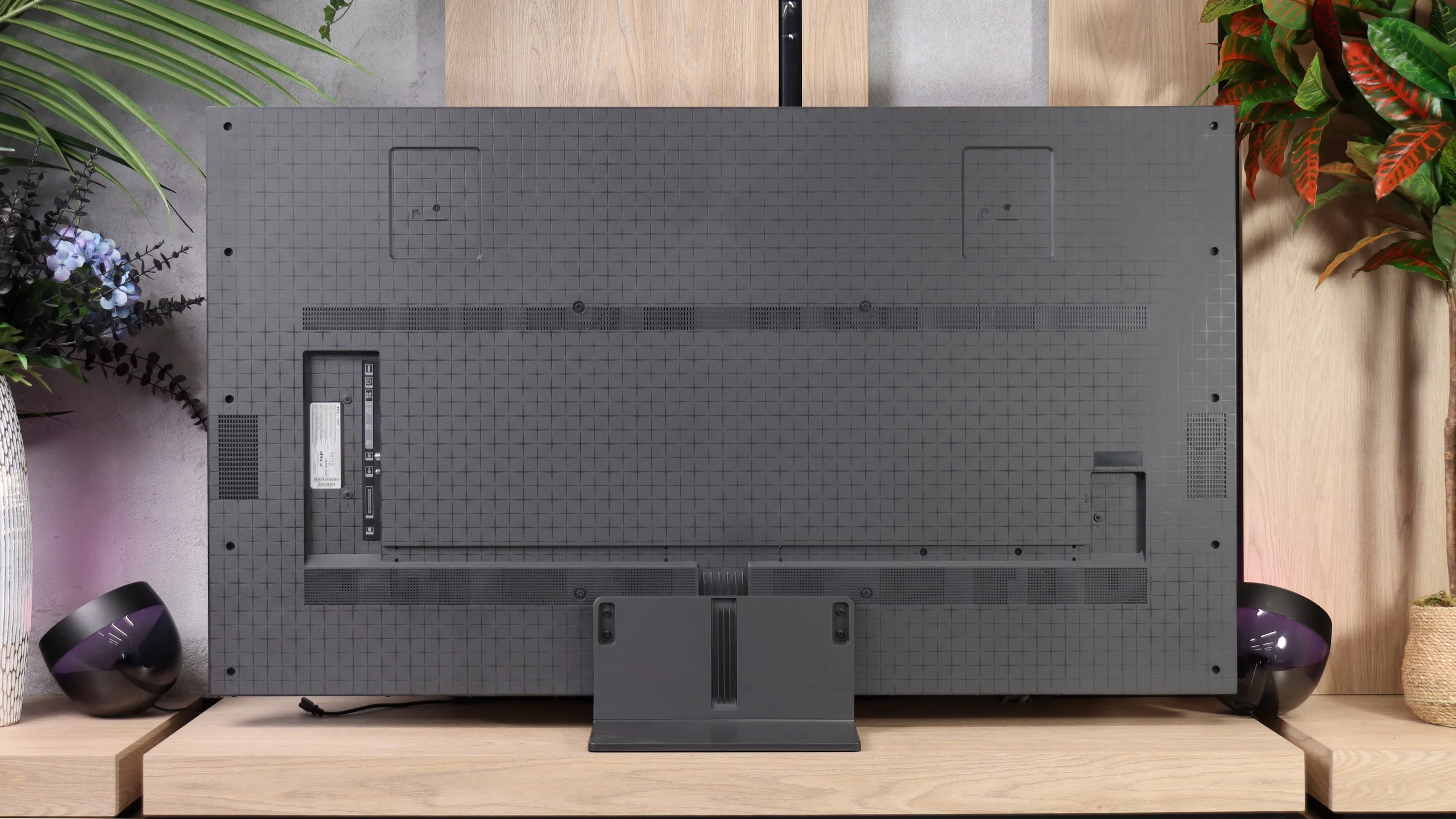 Review TCL A400U Appearance of the TV