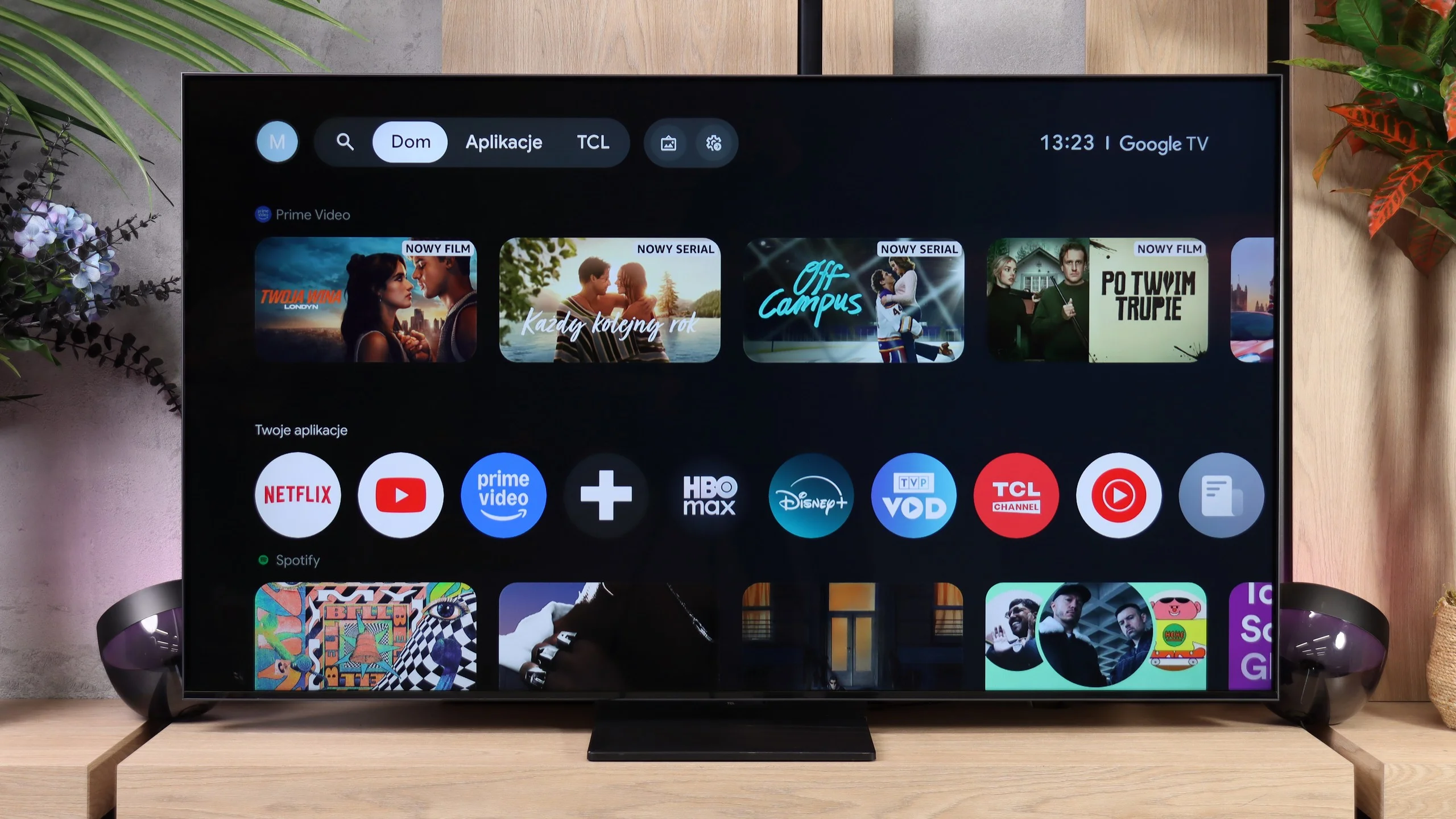 Review TCL A400U Appearance of the TV