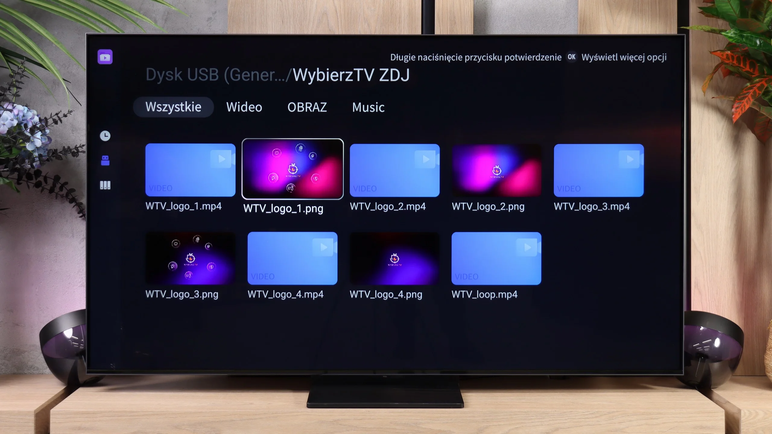 Review TCL A400U Appearance of the TV