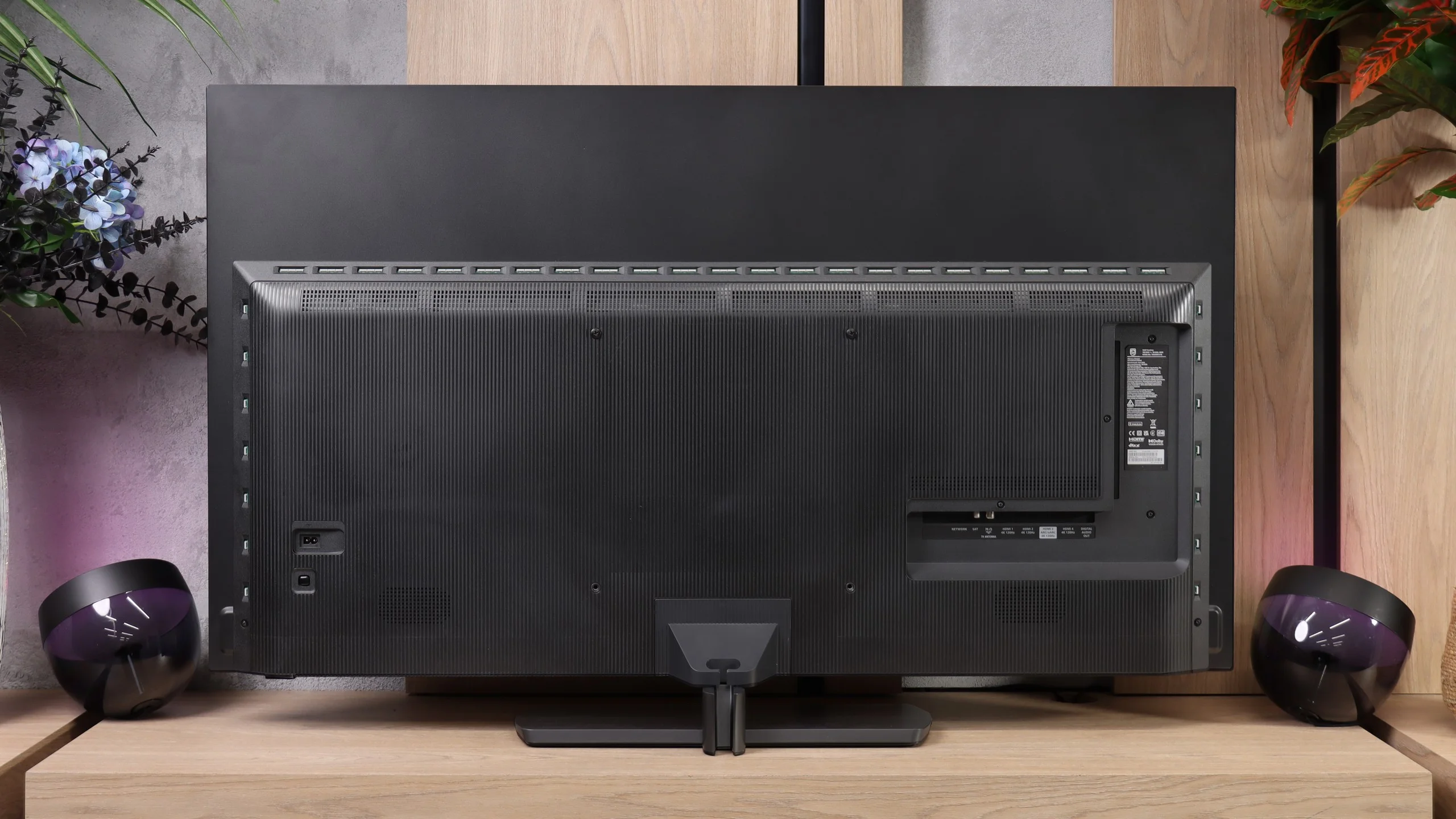 Review Philips OLED811 Appearance of the TV