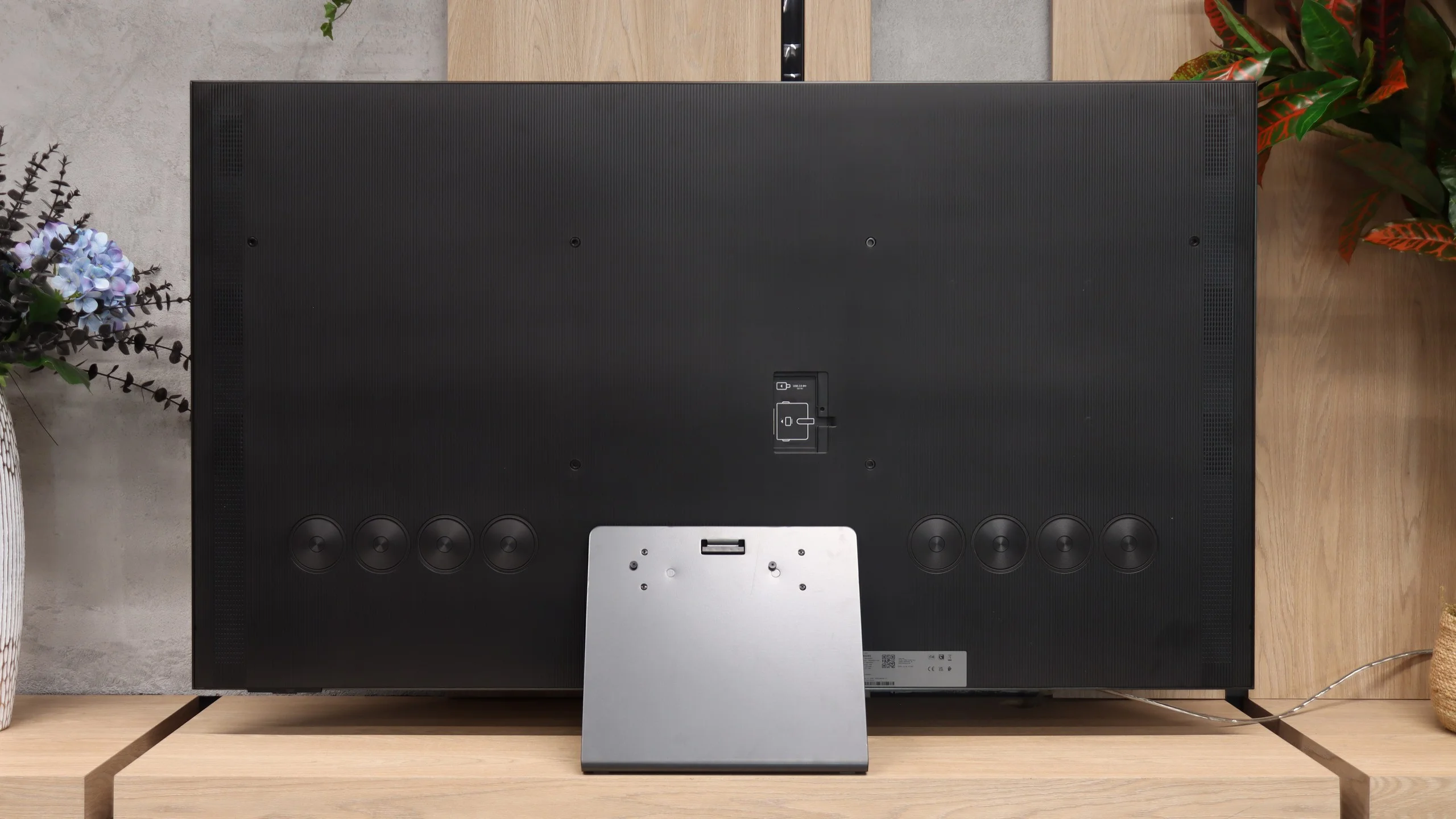 Review Samsung S95H Appearance of the TV