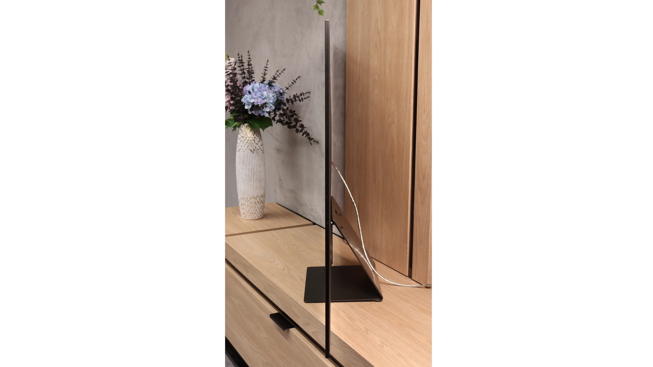 Review Samsung S95H Appearance of the TV